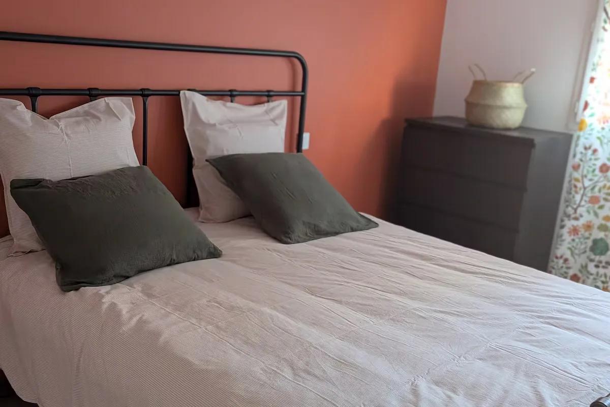 Photo d'amateur, lit penché. 