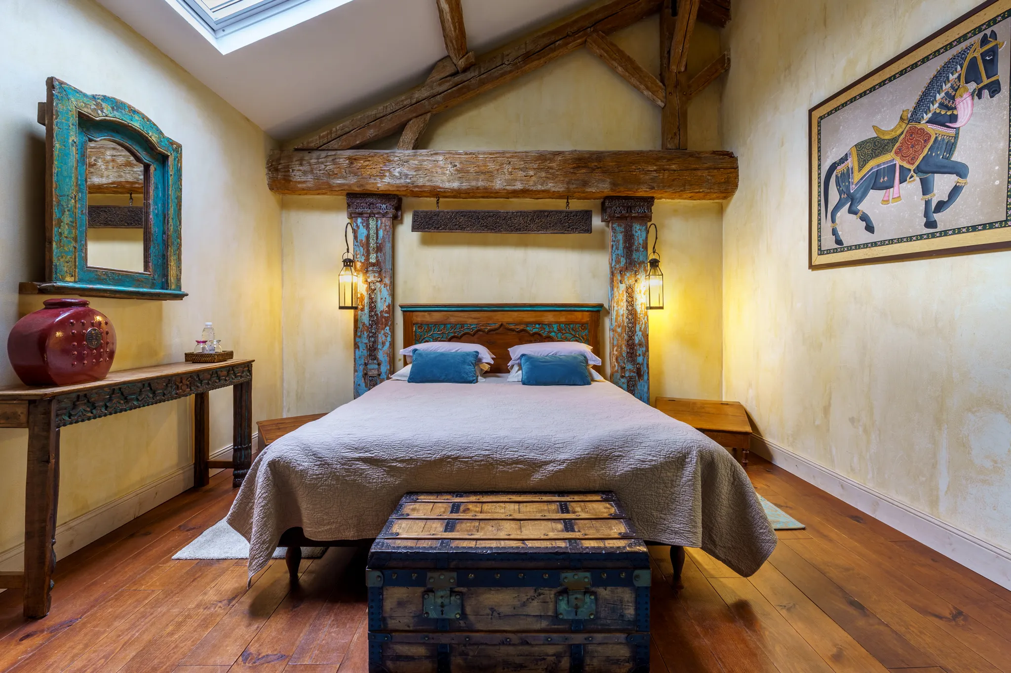 Chambre au decor asiatique, malle en bois