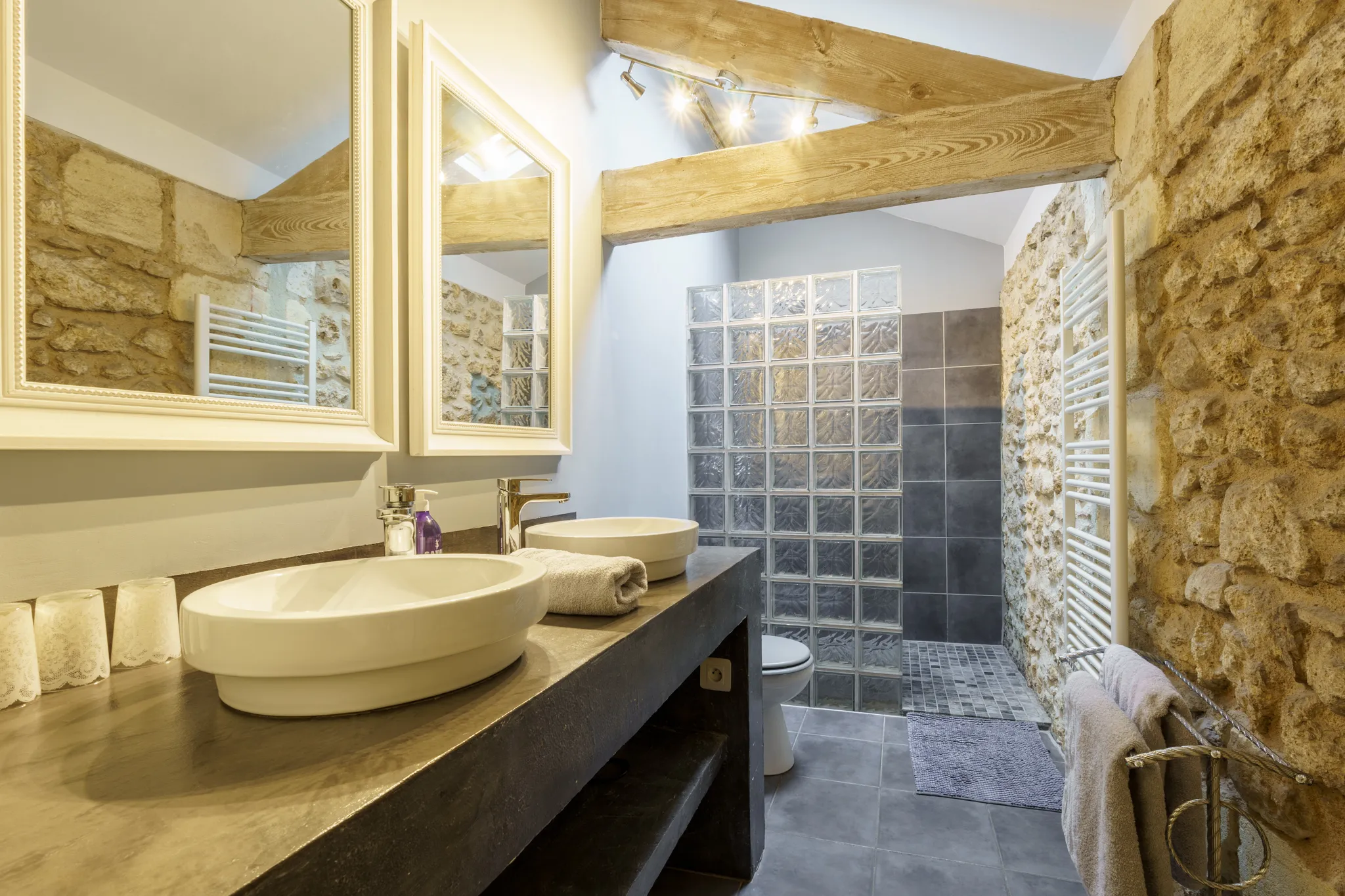 Espace douche pierres apparentes, double vasque