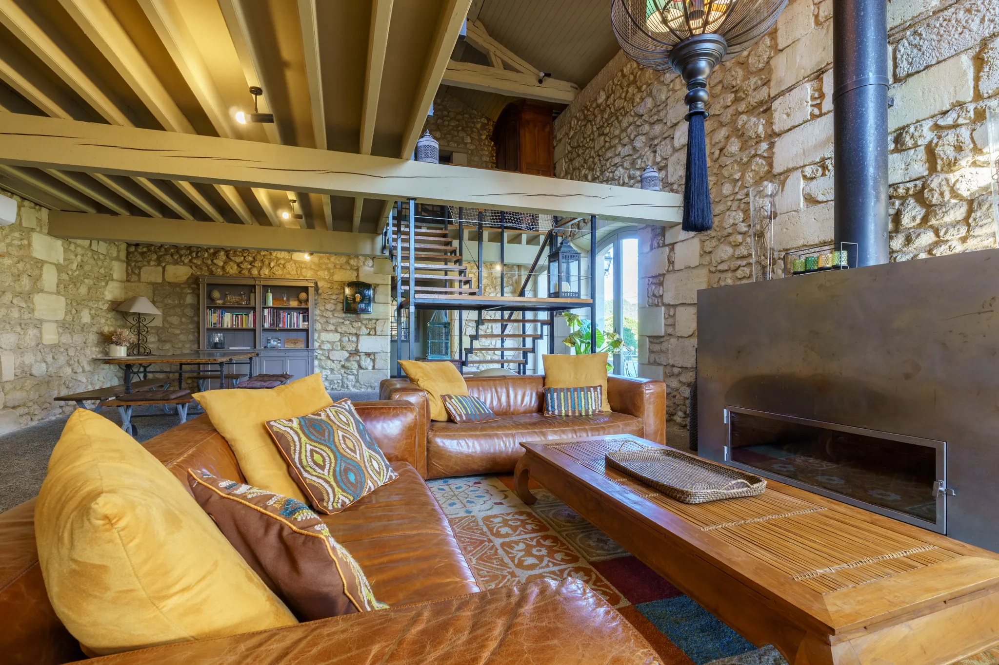 Pièce de détente en matériaux nobles (cuir, pierre, bois)