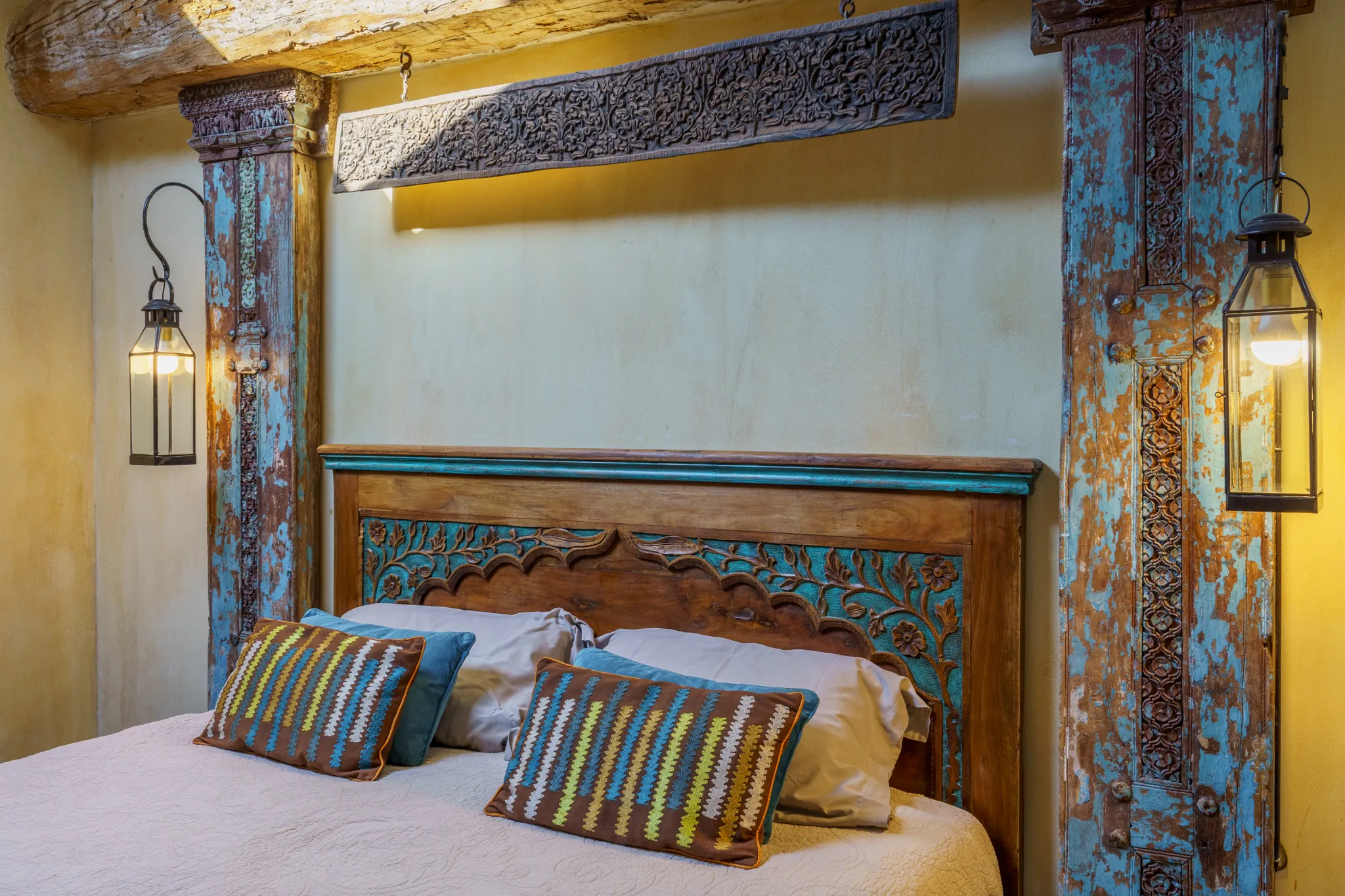 Tête de lit bois ancien, poutres scultées