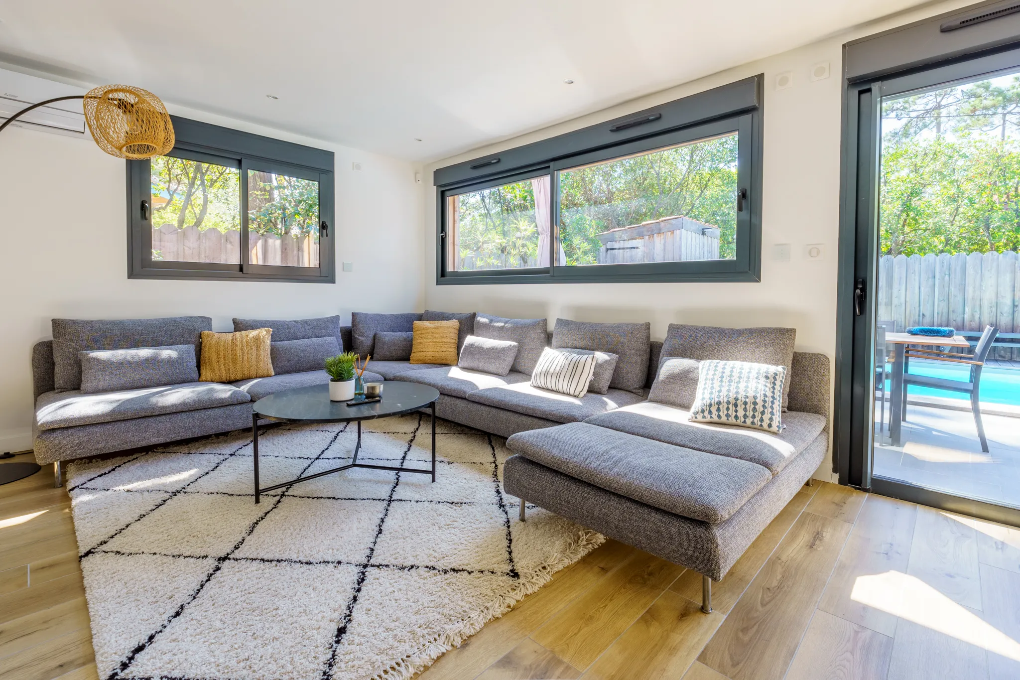 Espace repos et détente, grand canapé en u