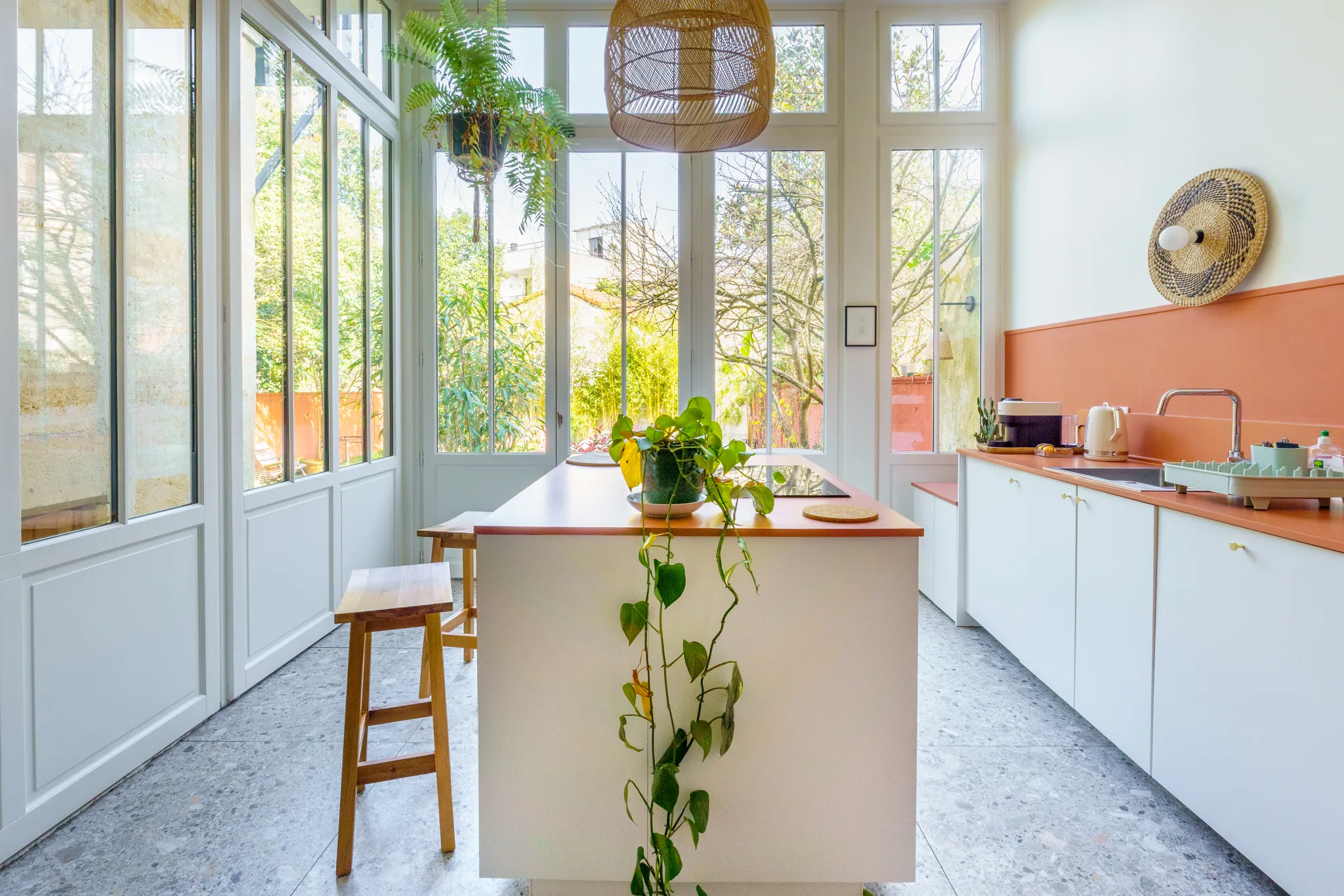 Cuisine avec ilot central, grandes baies vitrées