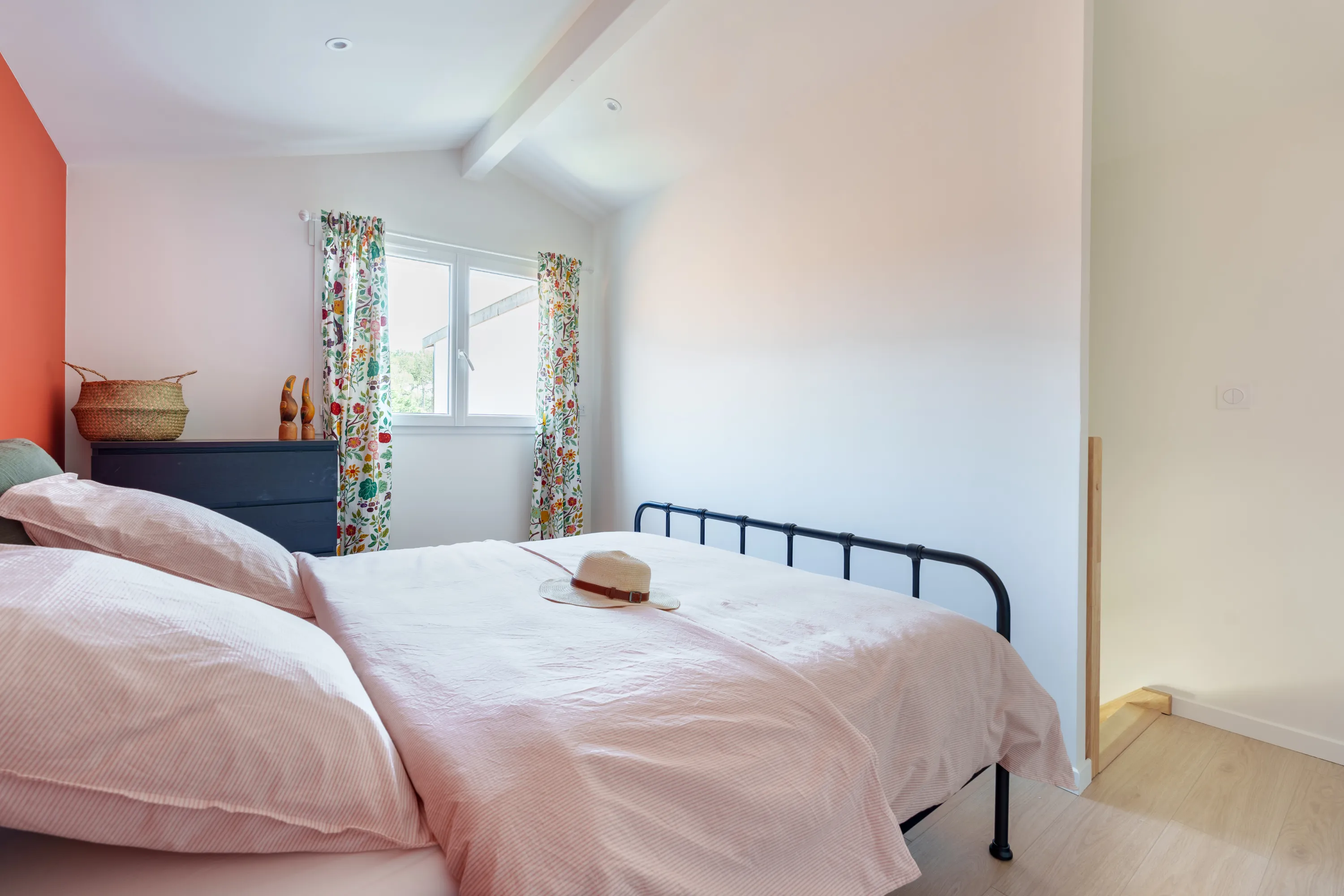 Chambre lumineuse, en premier plan lit en fer .