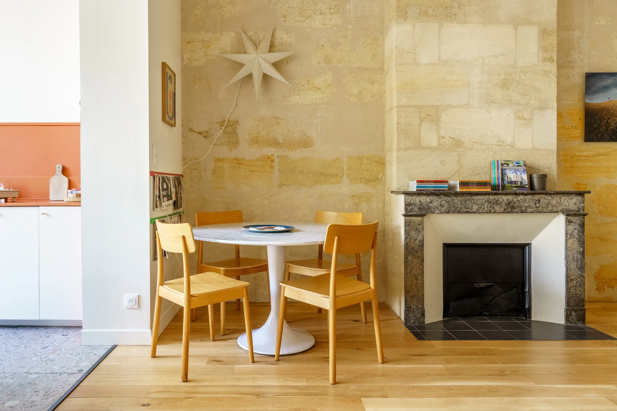 Séjour avec cheminée, parquet et mur en pierre