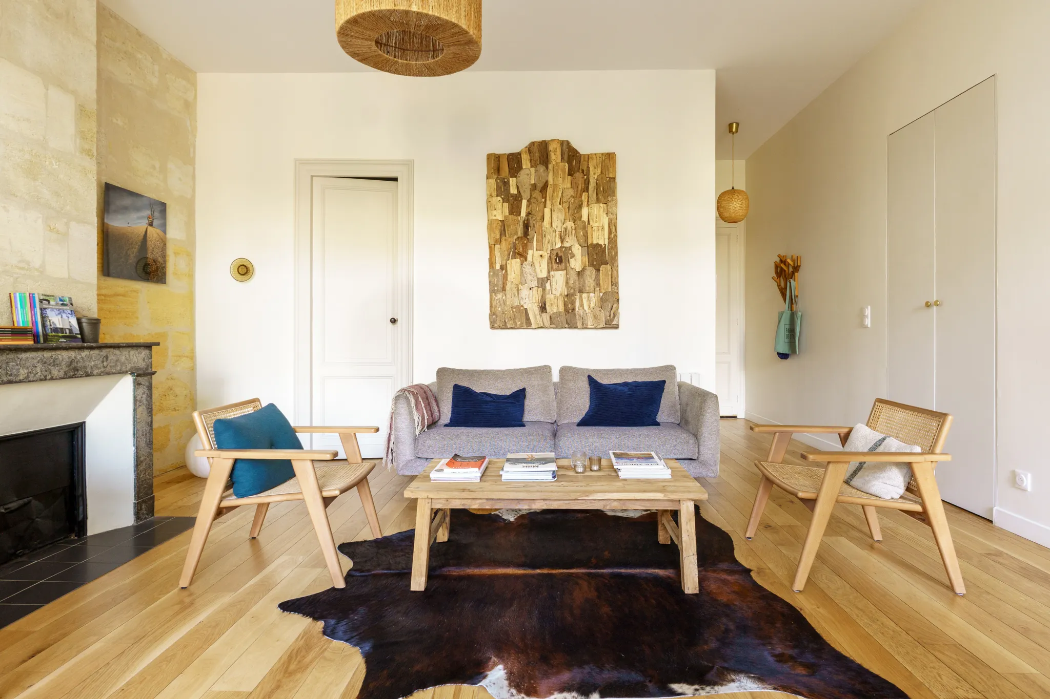 Salon convivial, parquet et tapis en peau