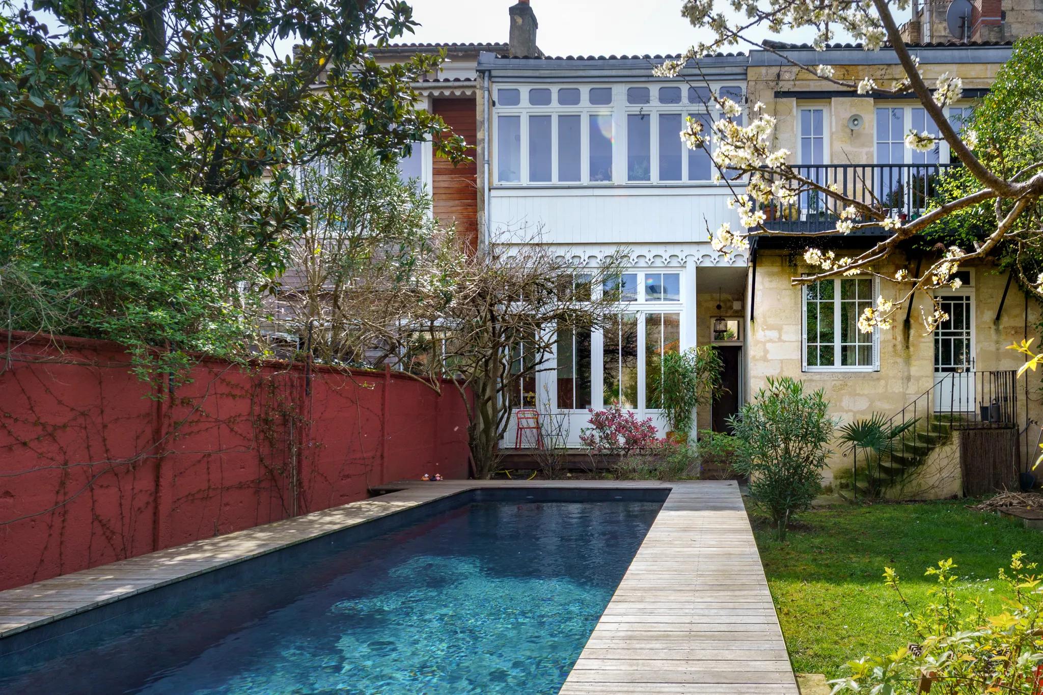Maison avec piscine, vue du jardin