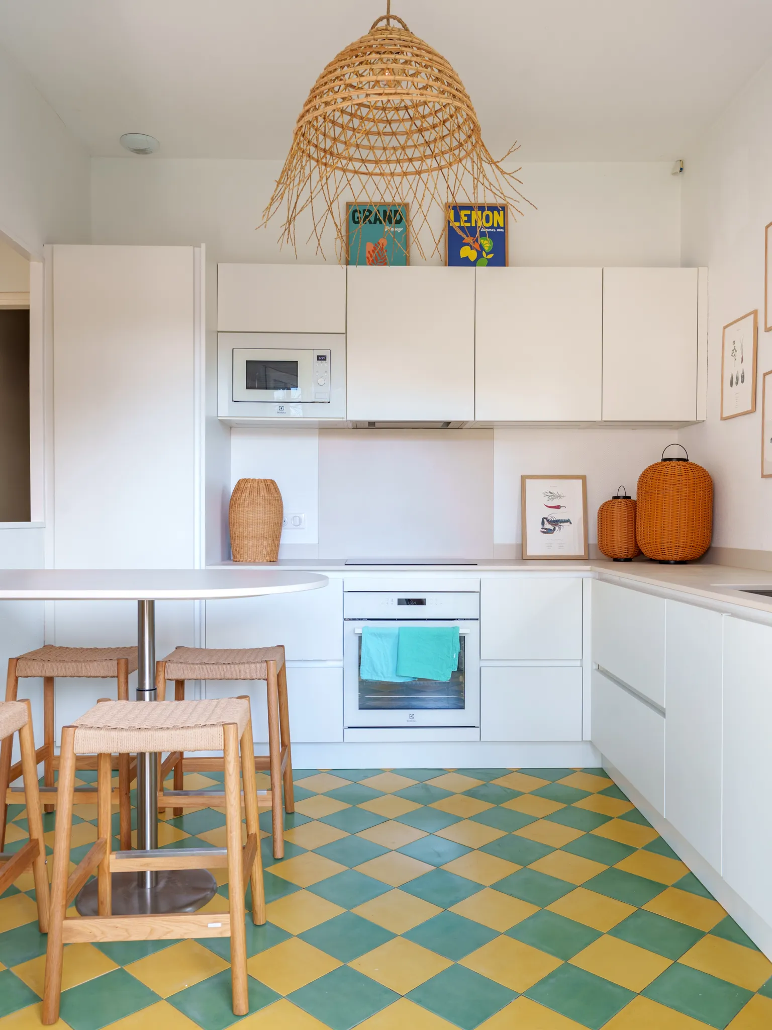 Cuisine blanche, carrelage vert et jaune