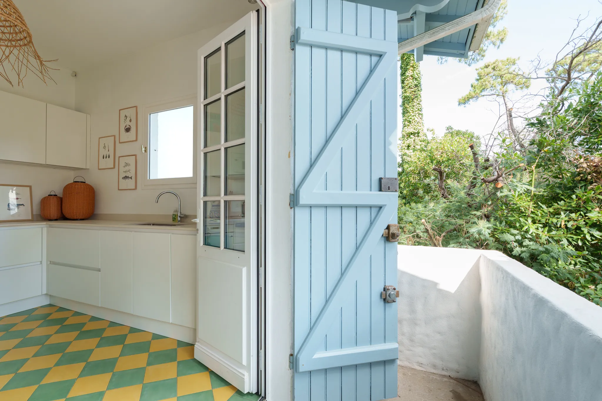 Cuisine ouverte sur balcon ombragé