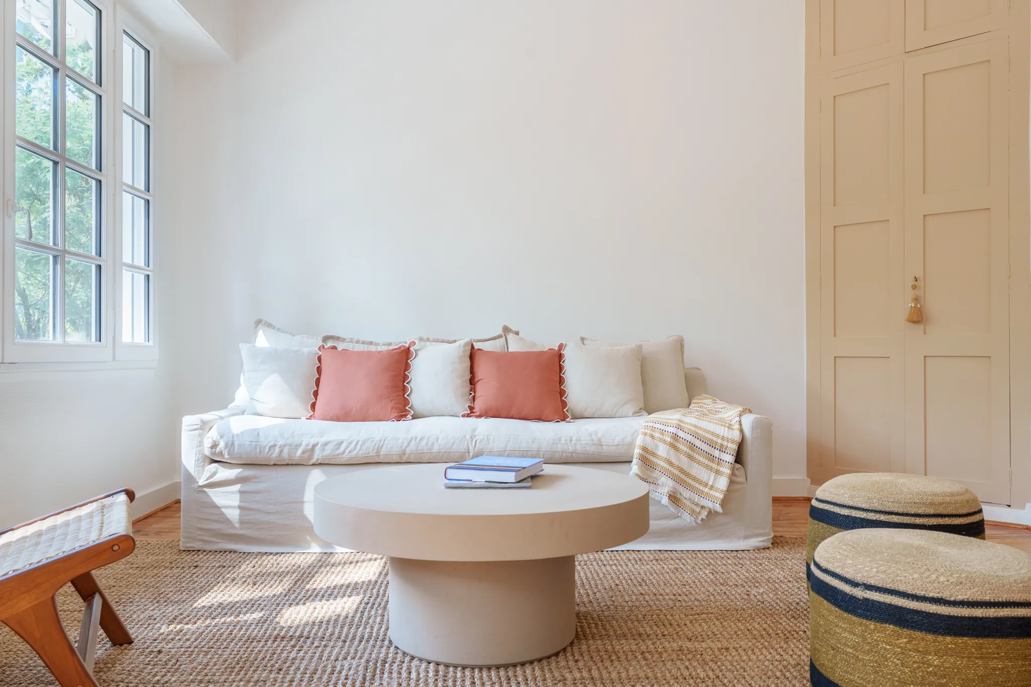 Salon aux tons beige, écru et ocre