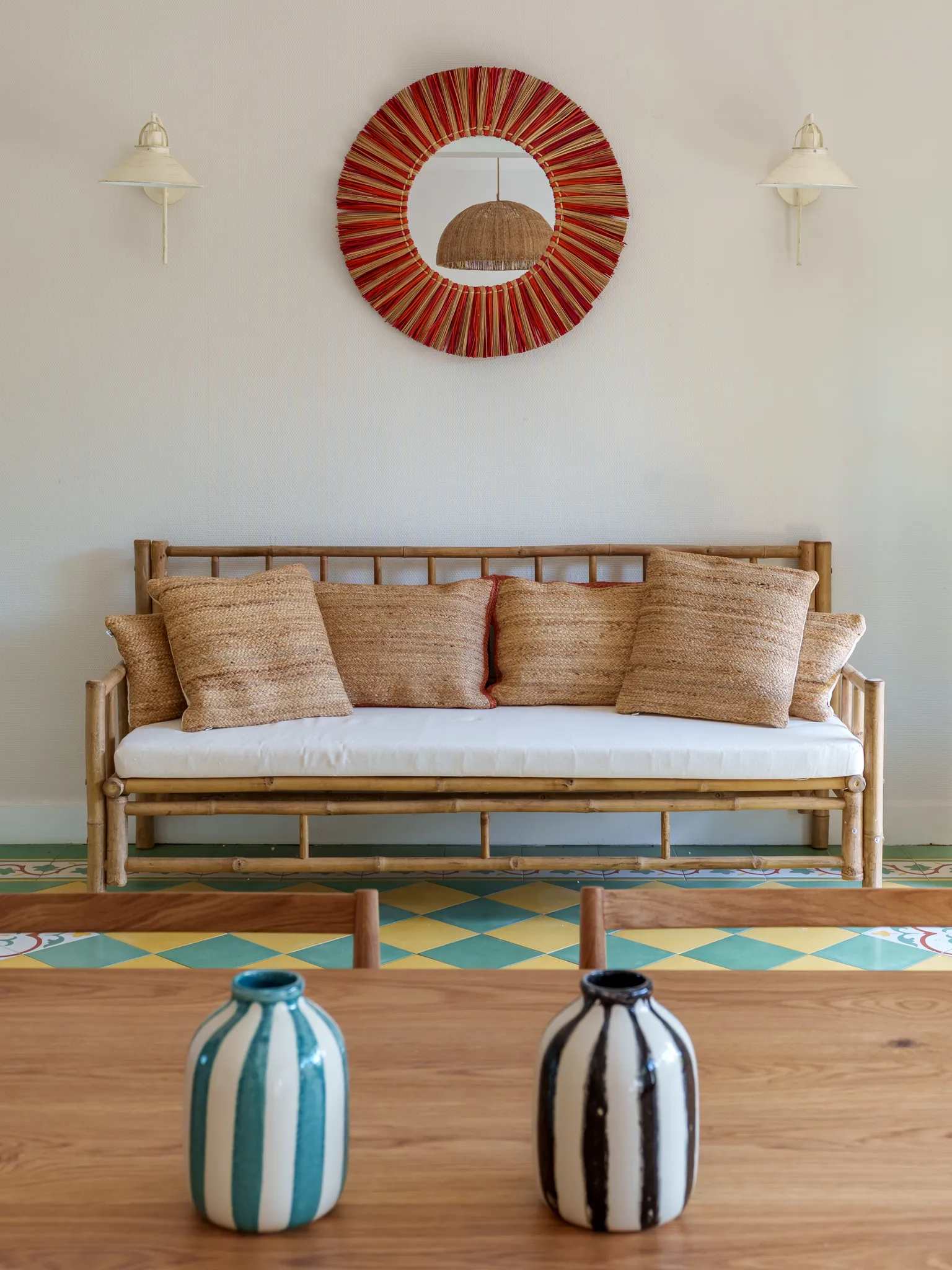 Entrée avec canapé en bambou