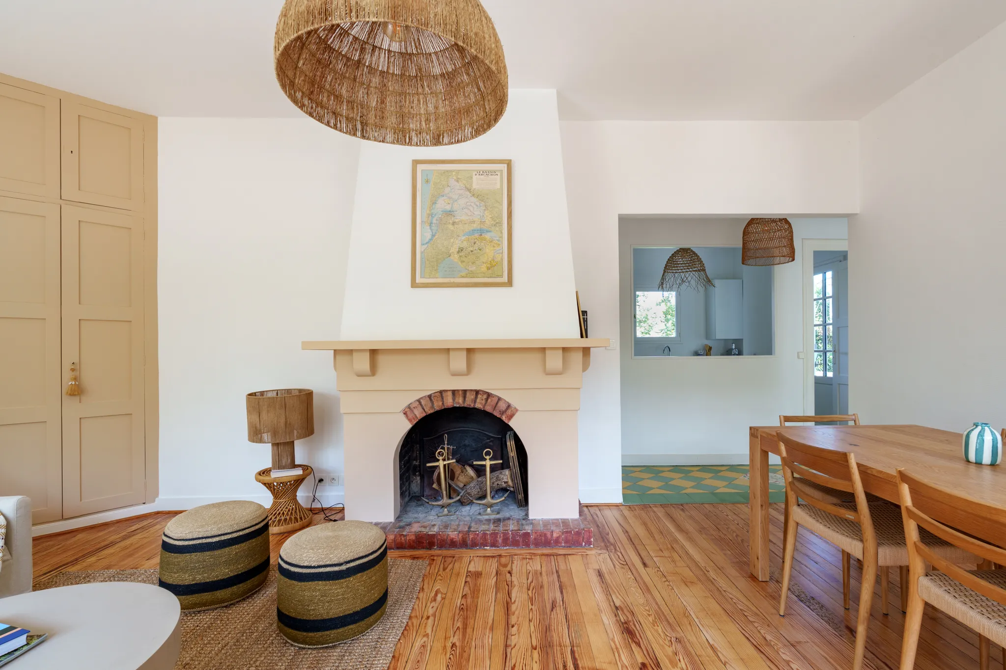 Sejour convivial, foyer et decorations naturelles