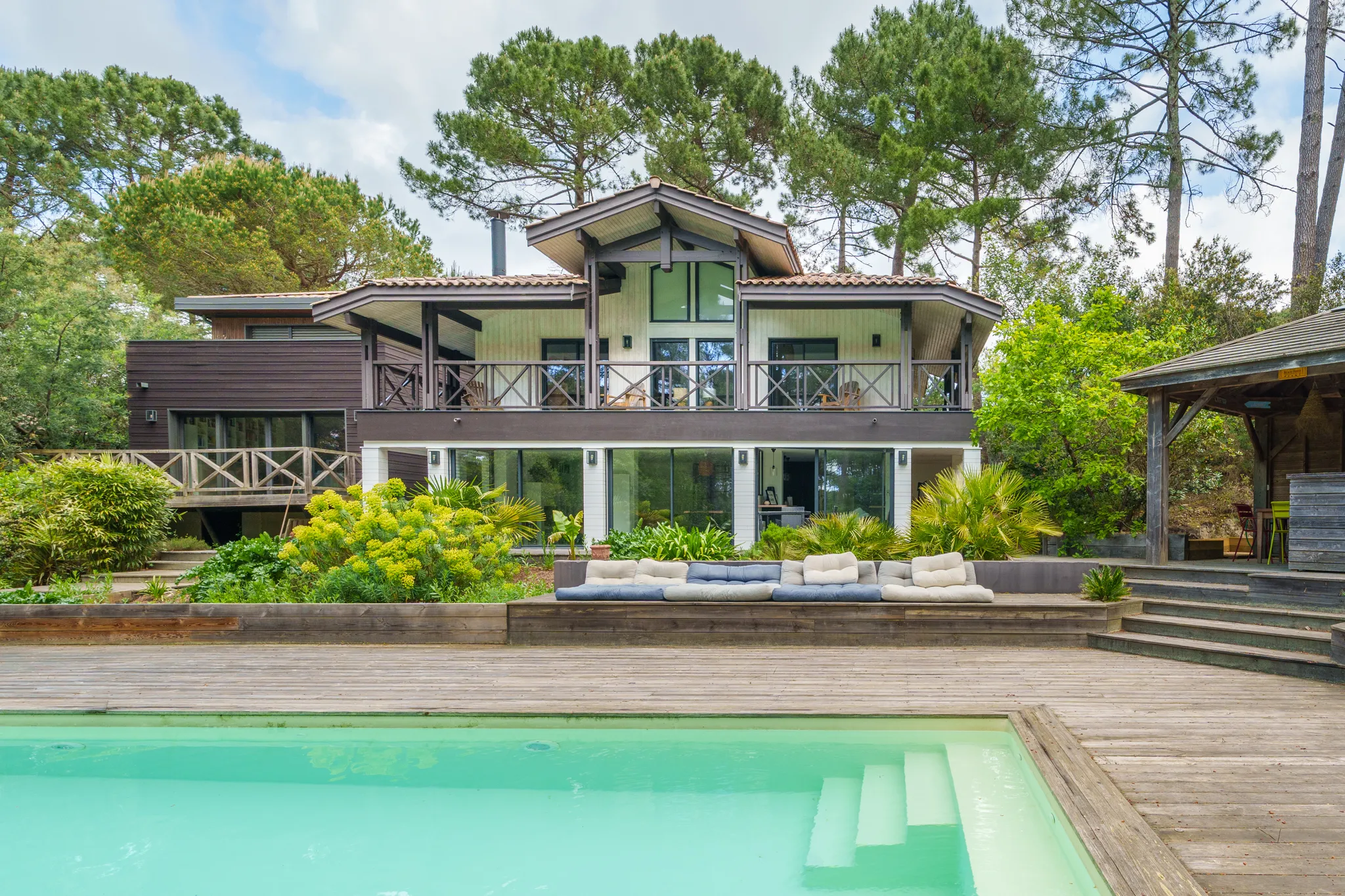Villa à étage, piscine et terrasse bois
