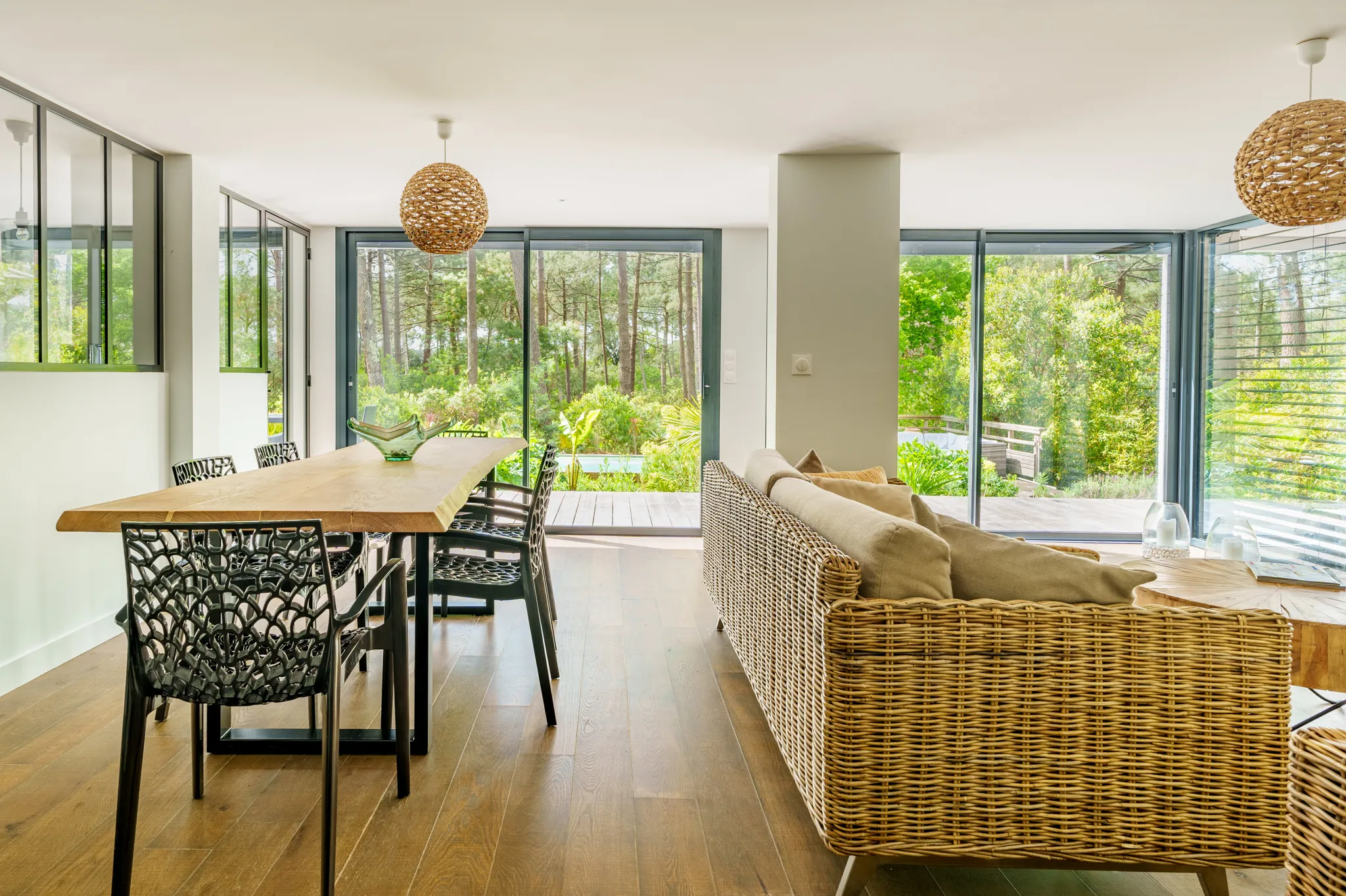 Pièce de vie en parquet, vue sur le jardin