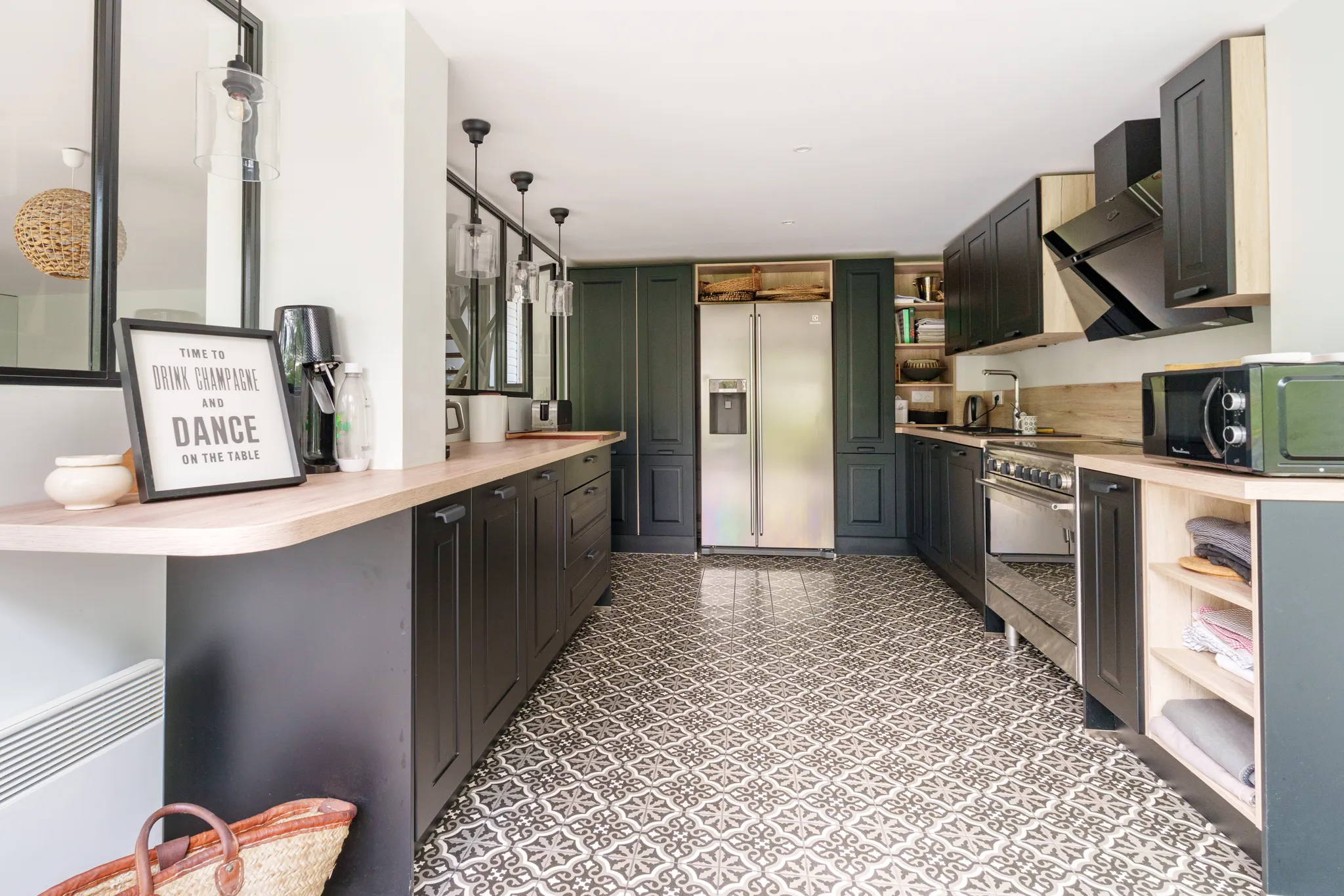 Cuisine noire et bois, carrelage à motifs