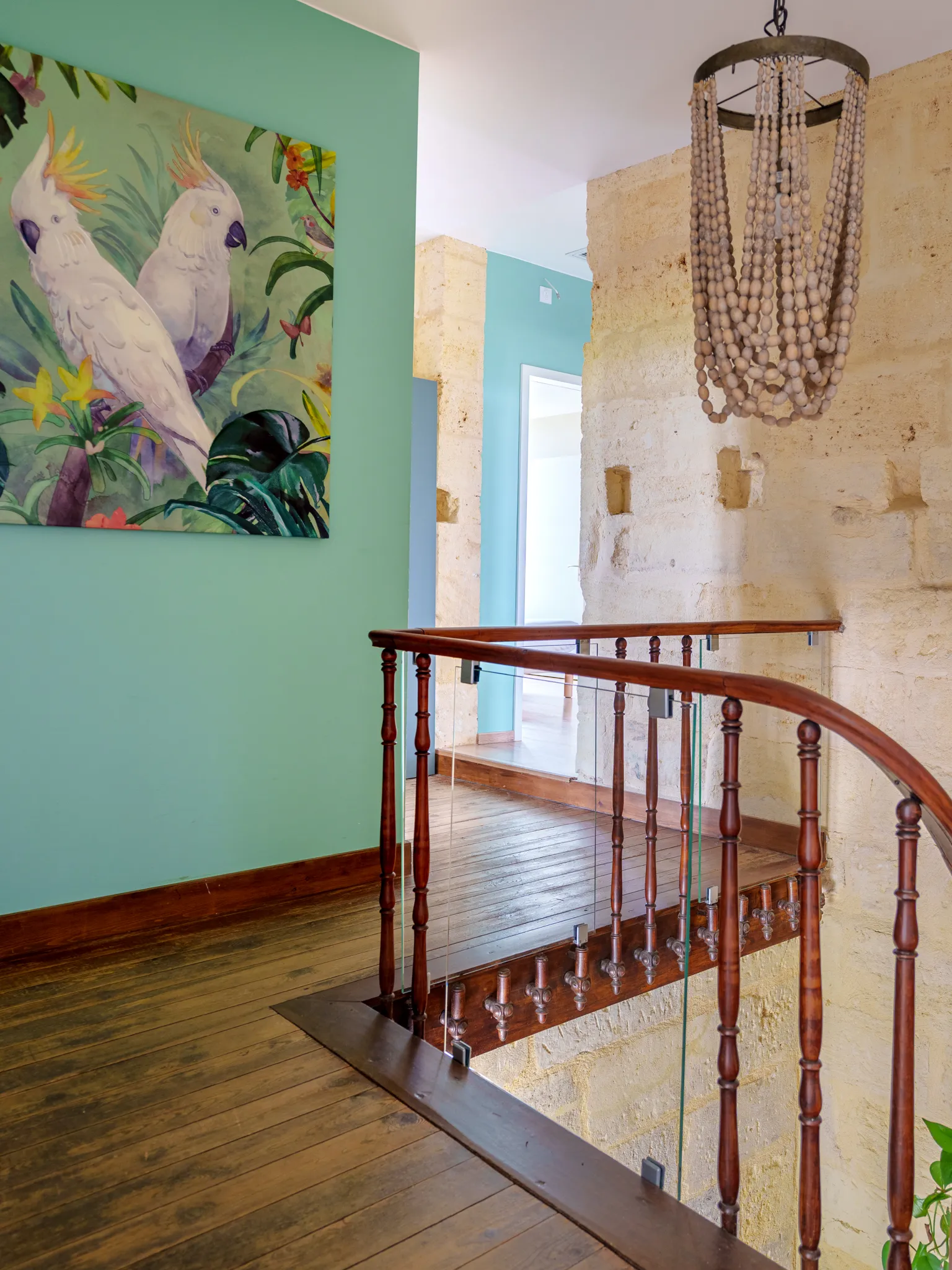 Hall, escalier bois, lustre en perles