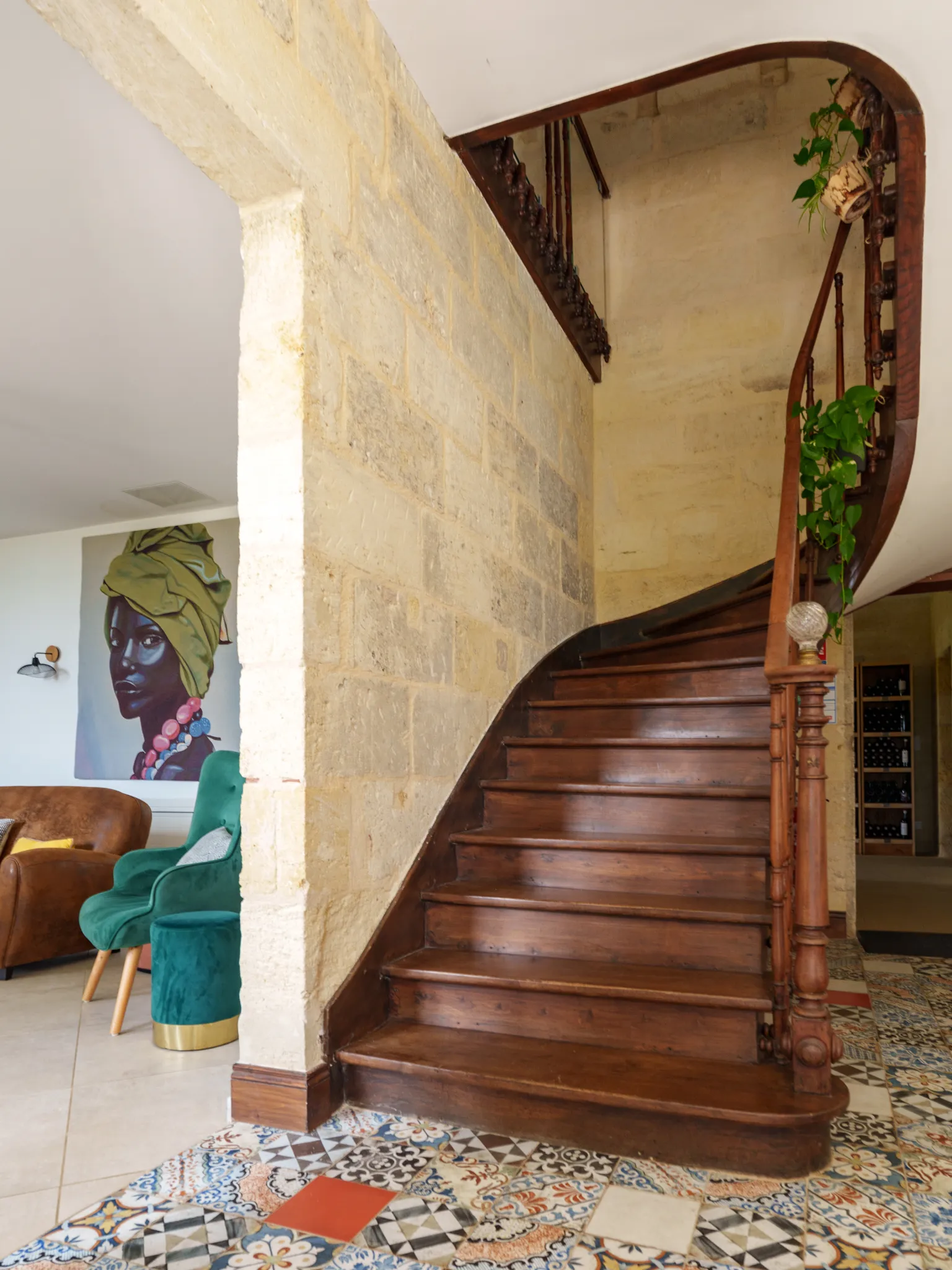 Escalier bois massif, sol carreaux de ciment colorés 