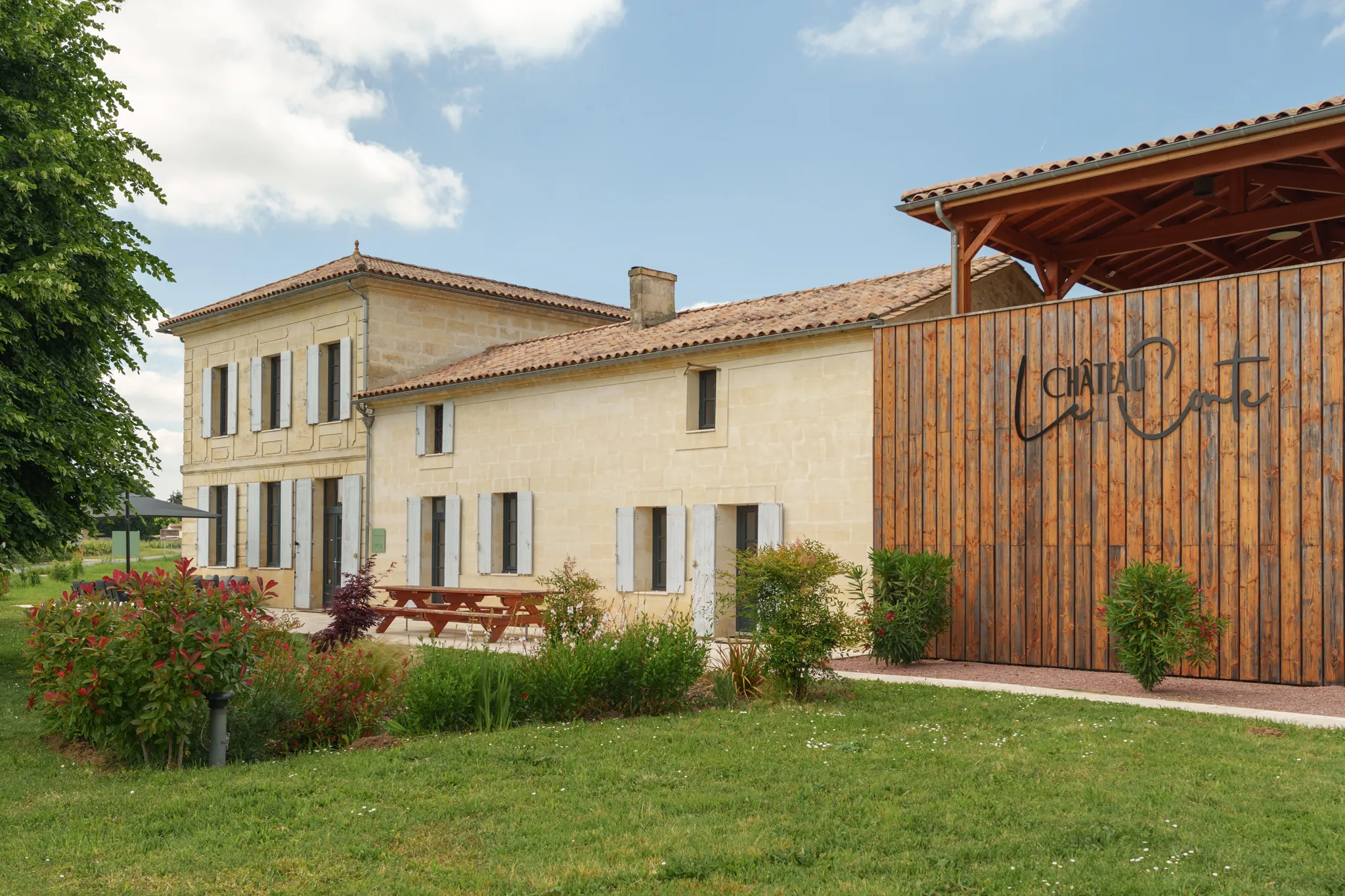 Batisse en pierre, vue du jardin 