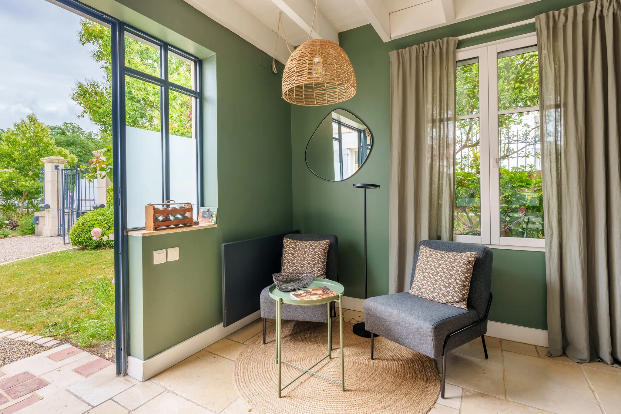 entrée cosy d'un petit appartement