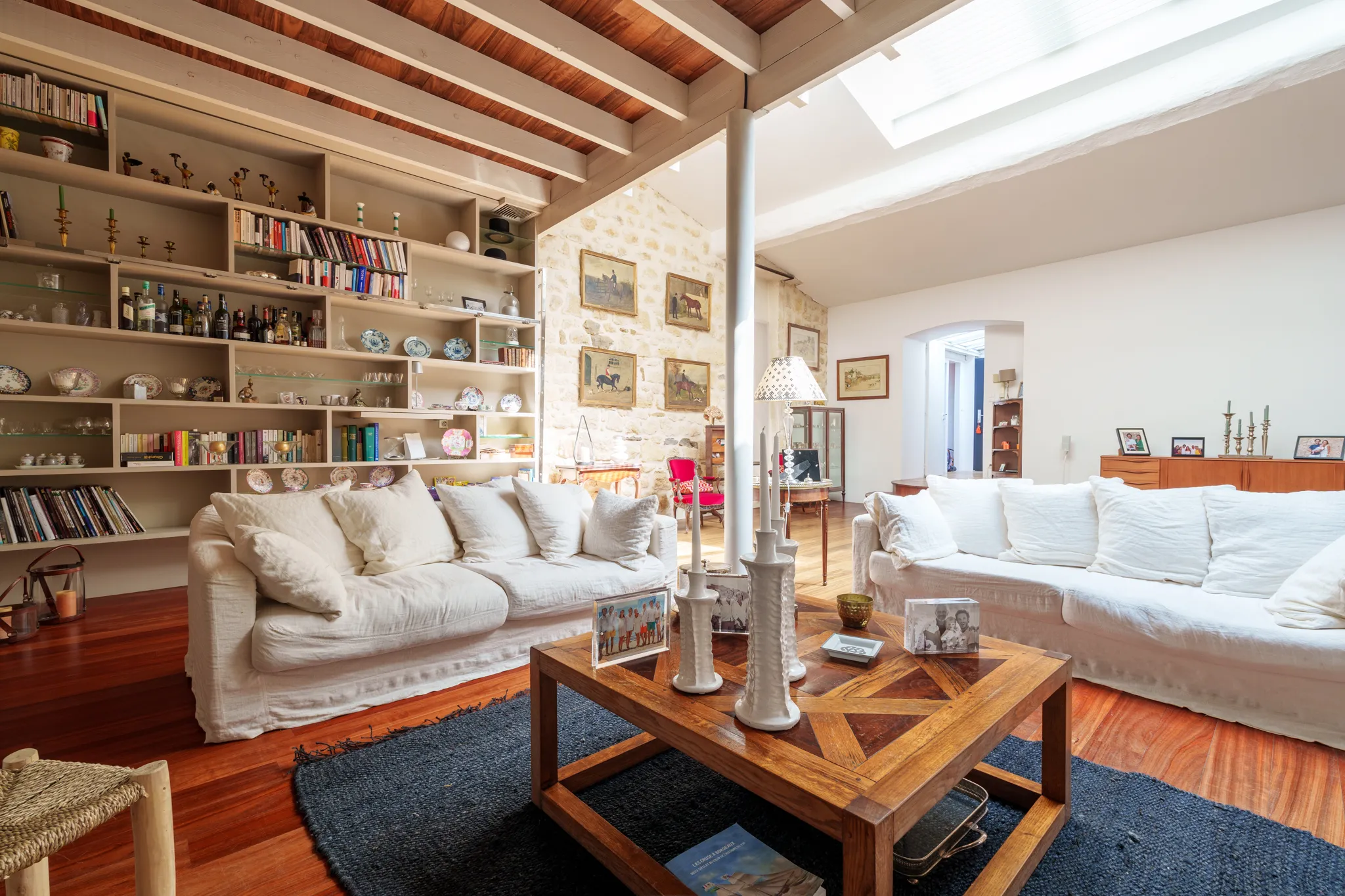 Coin canape intimiste, poutres au plafond