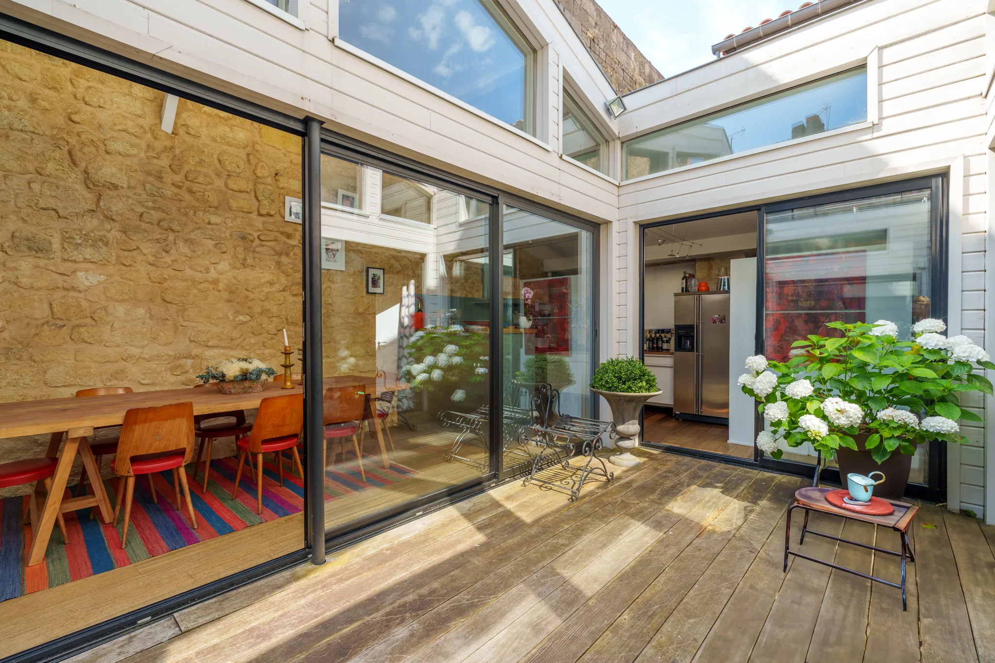 Patio ensoleillé, baie vue espace repas