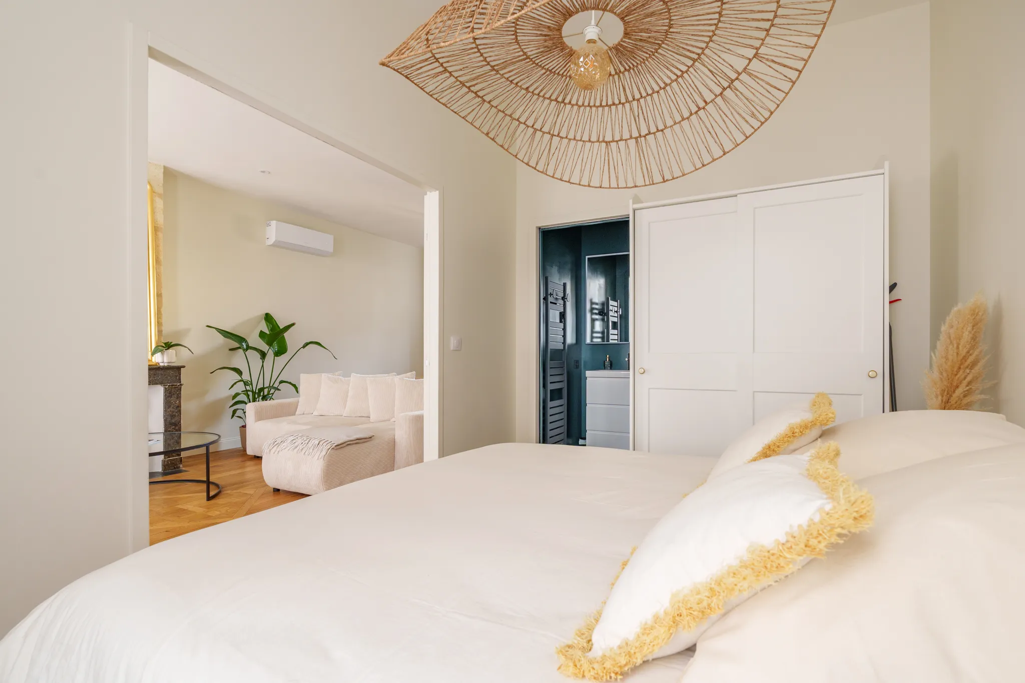 Chambre parentale ouverte sur salon et salle de bain