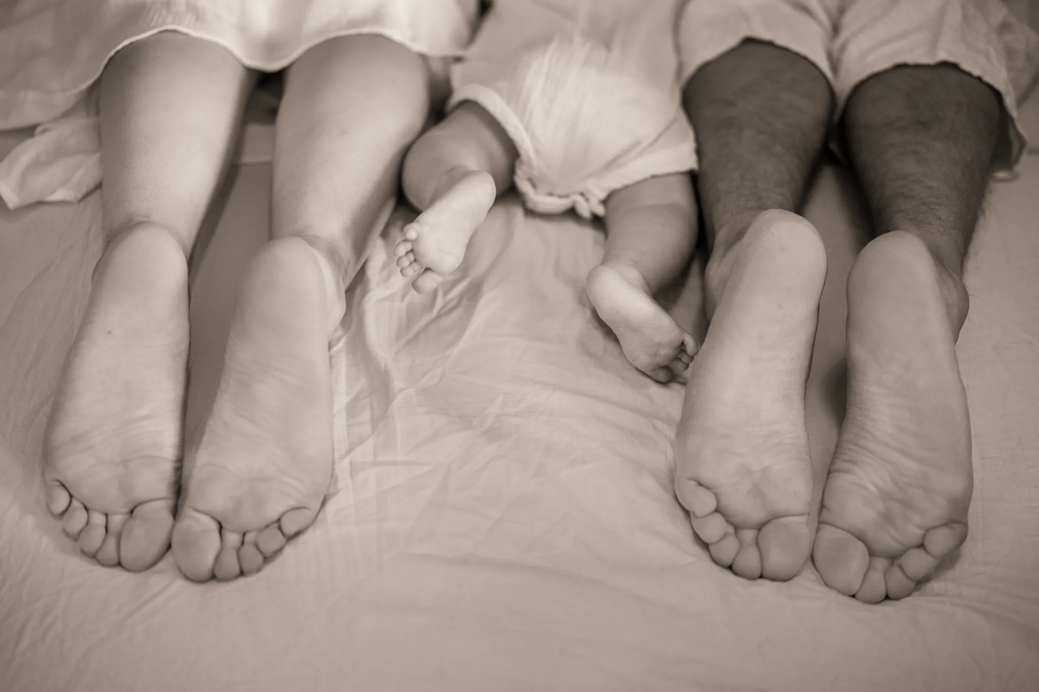 Trois paires dessous de pieds, bébé et parents, sepia.