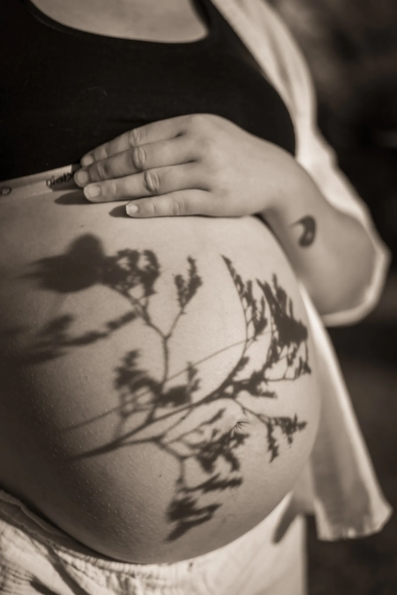 ombre de fleurs sur ventre de grossesse