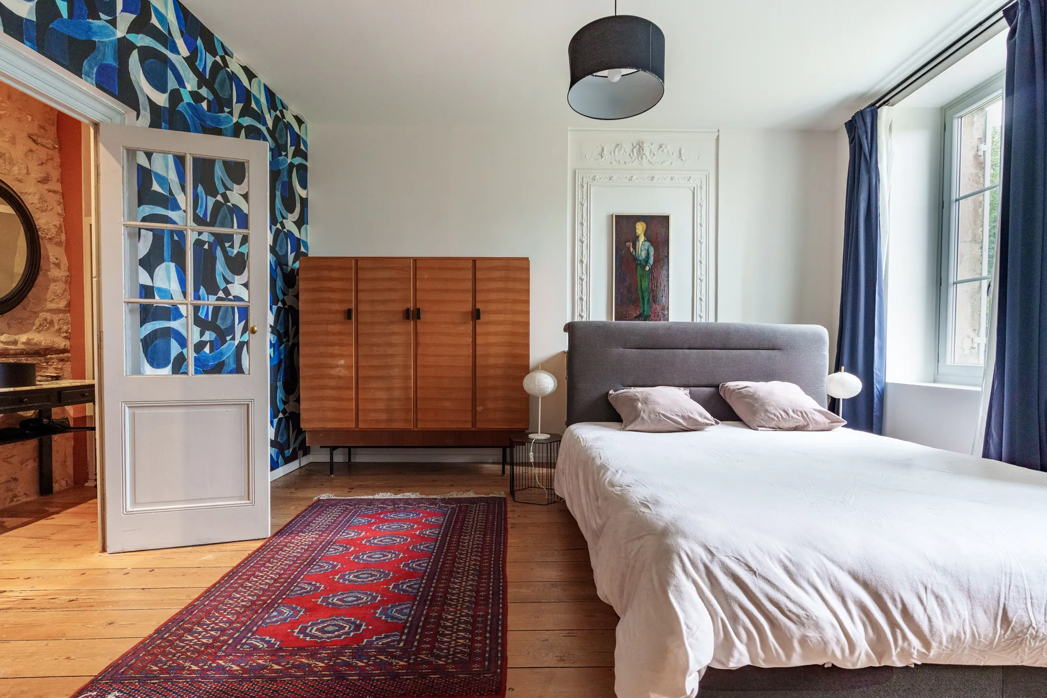 Lit tête de lit moelleuse, ouverte sur salle de bain