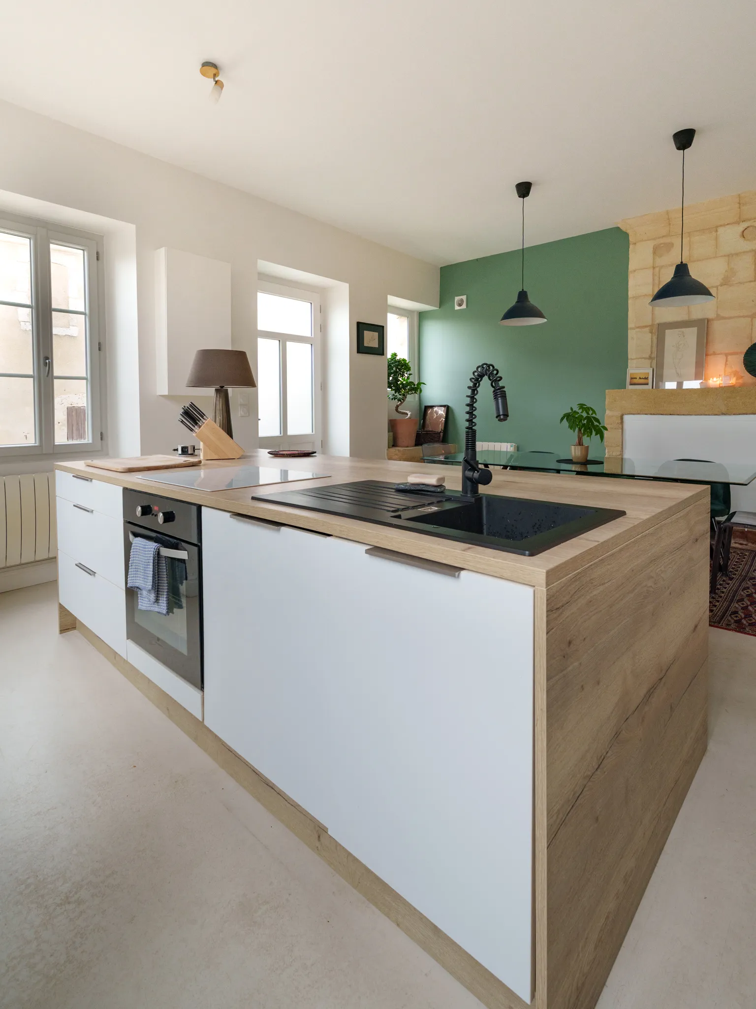 Ilot de cuisine moderne équipé