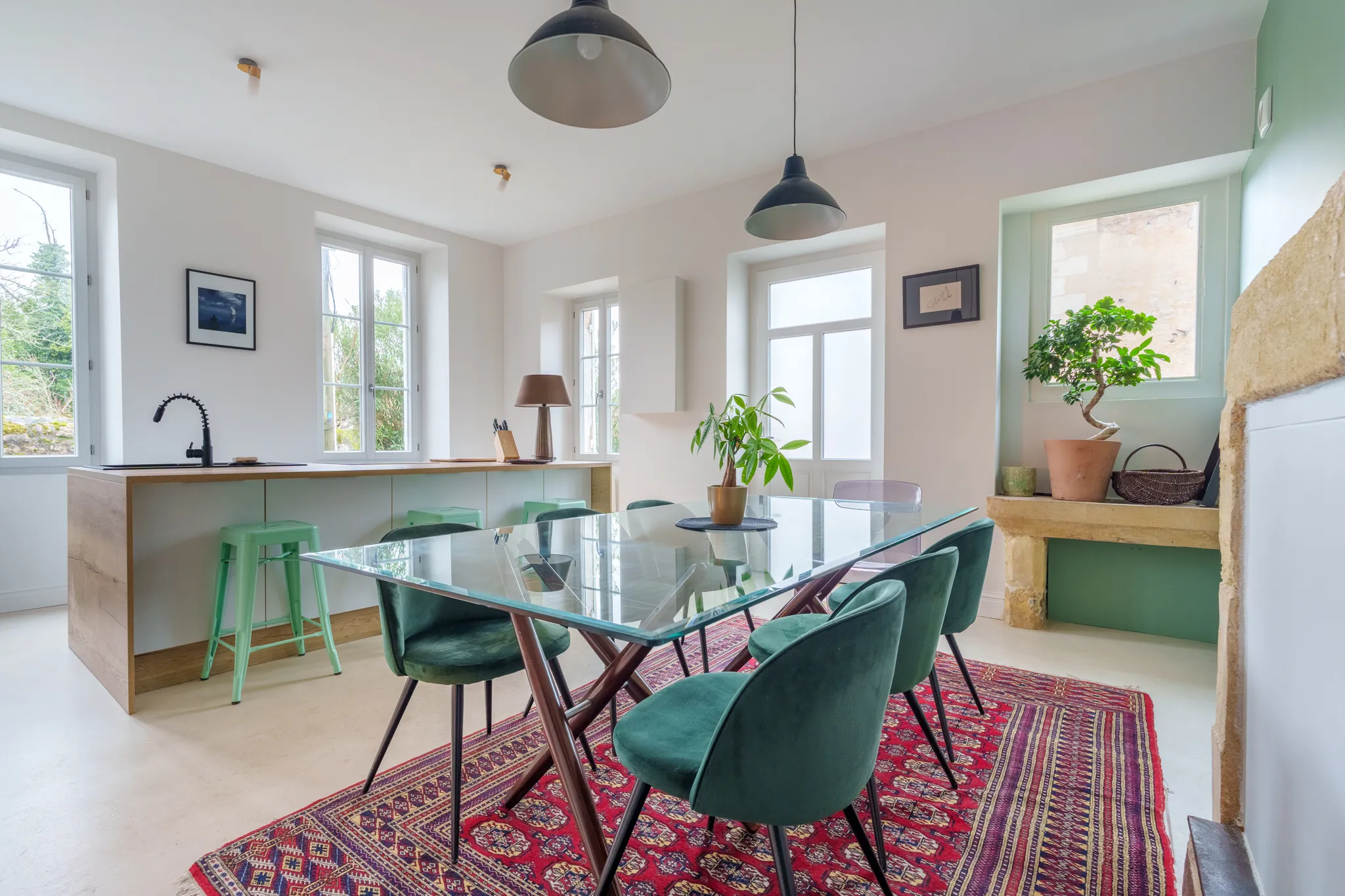 Salle de repas contemporaine, chaises en velour