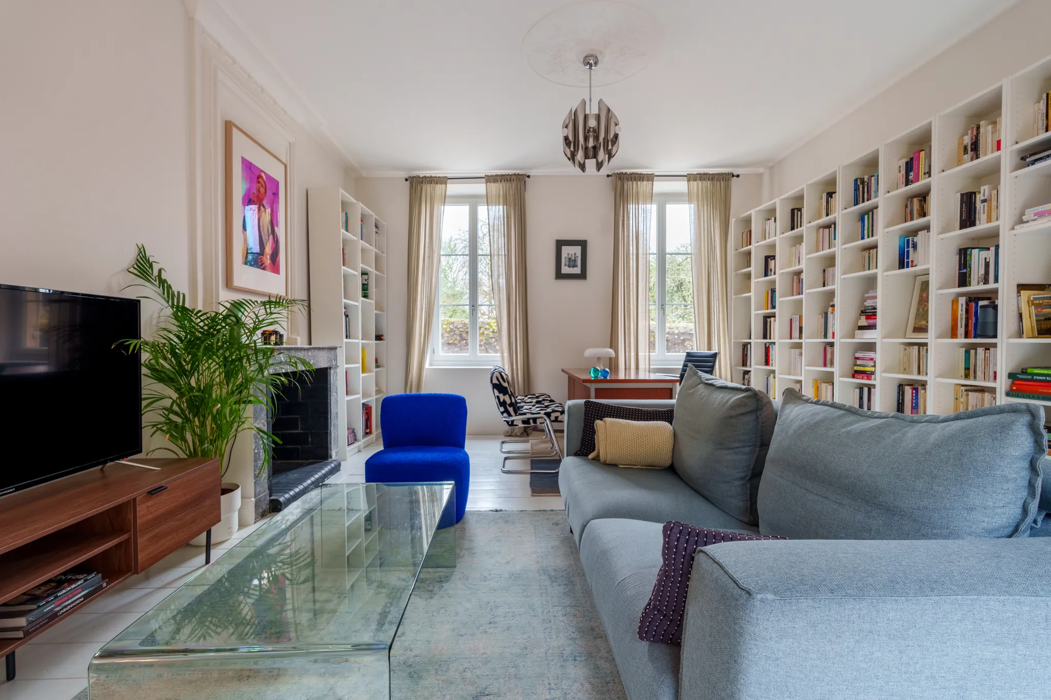 Salon moderne, mur bibliothèque