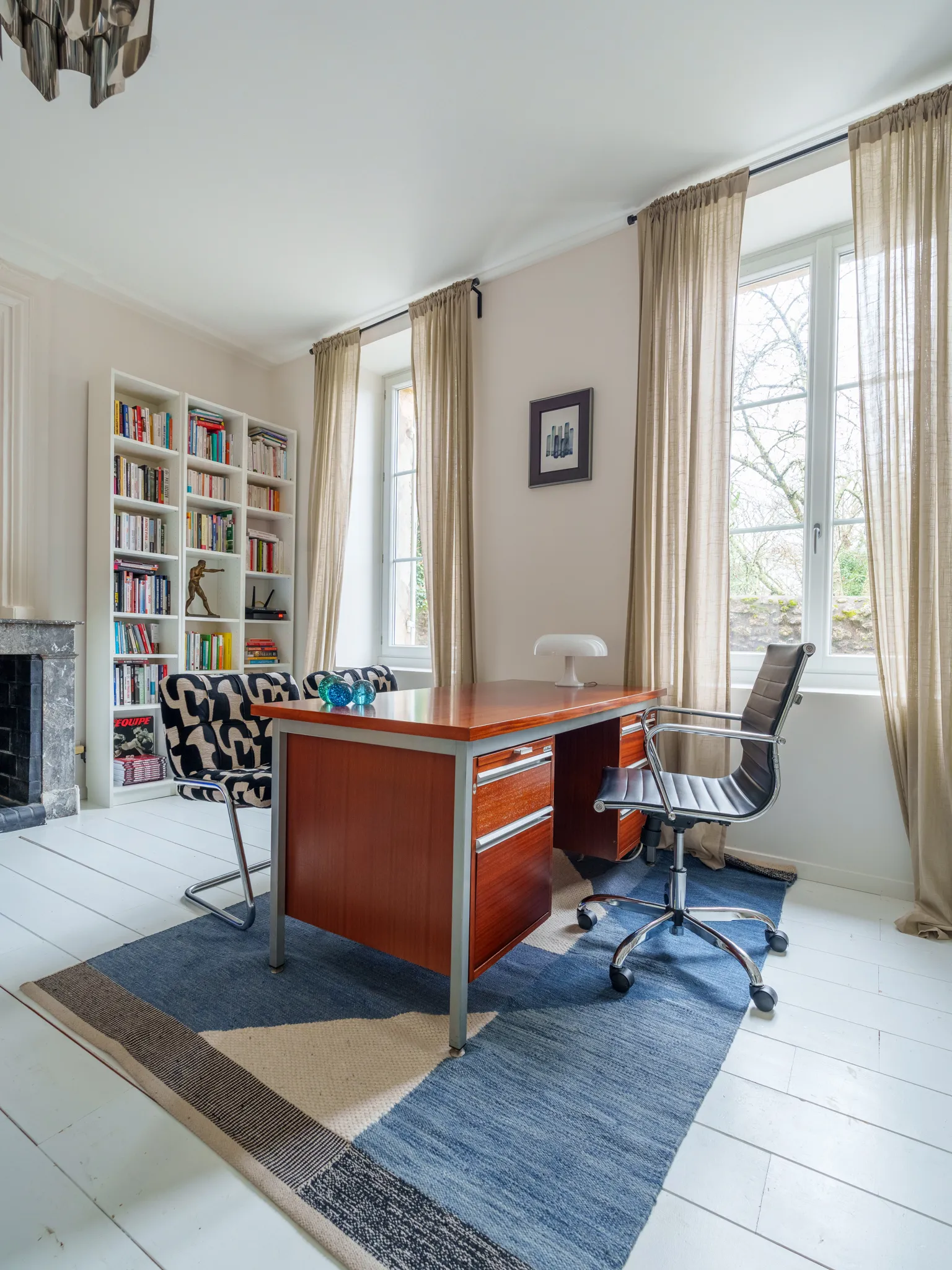 Bureau avec bibliothèque et grandes fenêtres