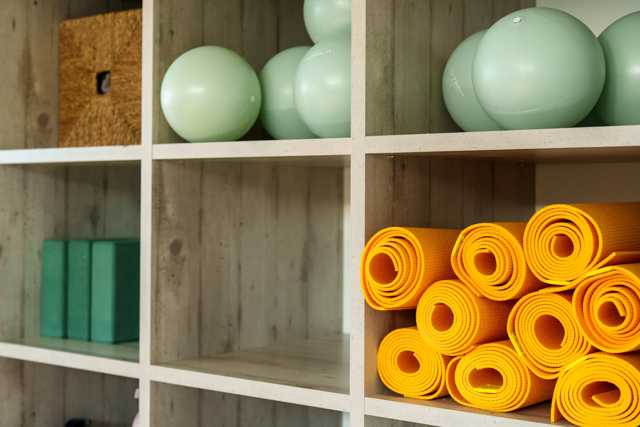 Rangements avec tapis de yoga et ballons