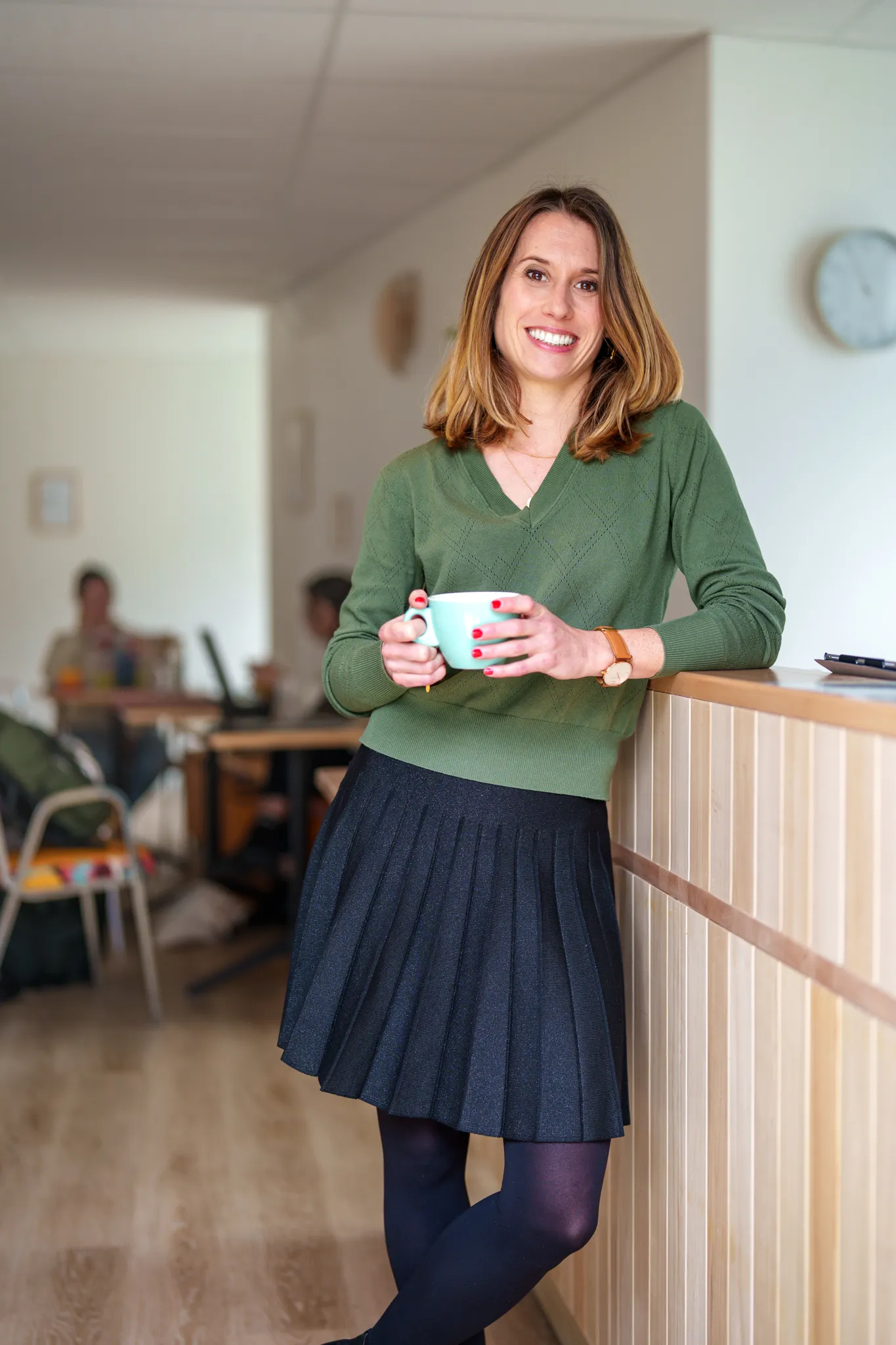 portrait d'une professionnelle avec tasse à café