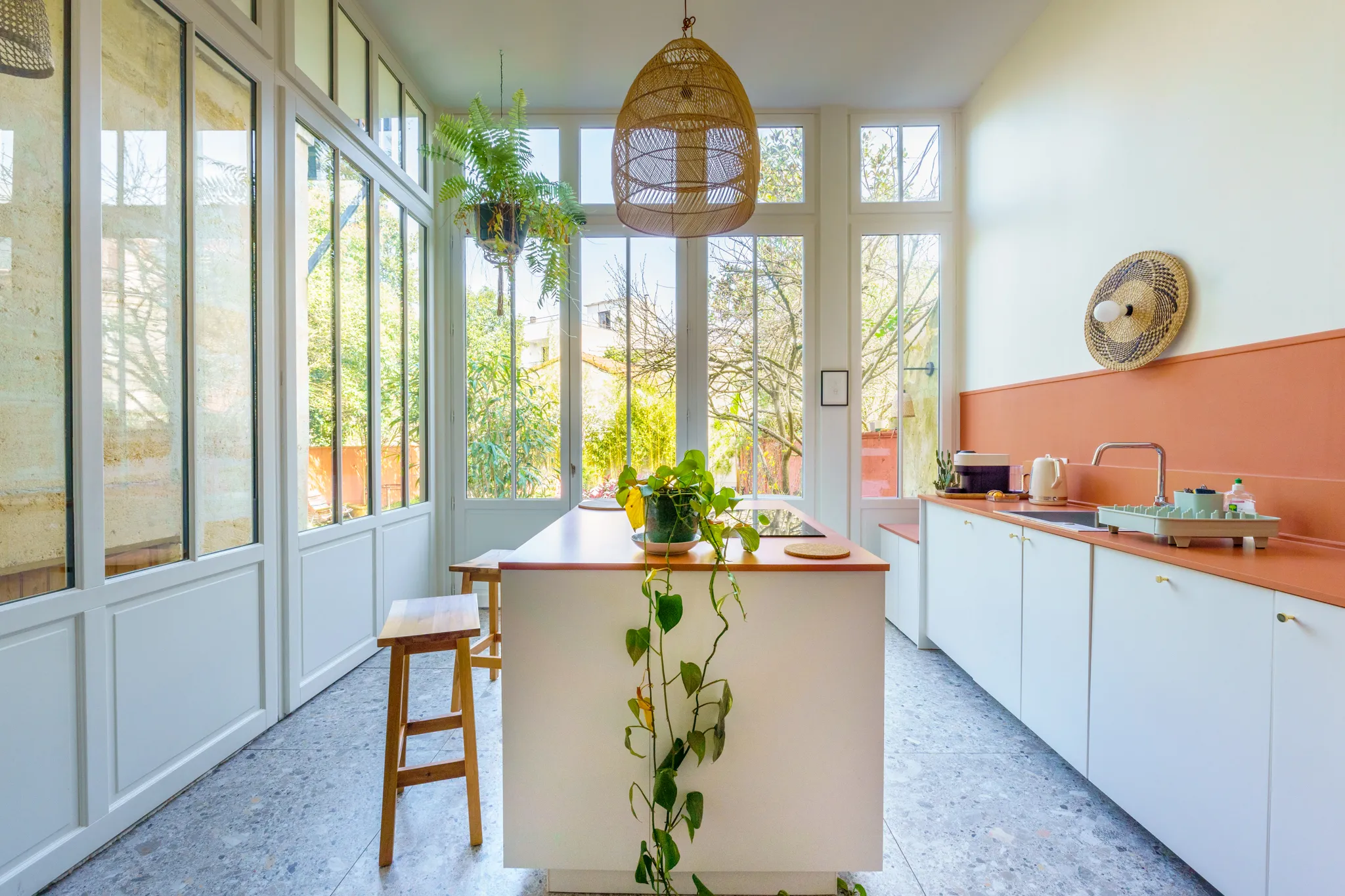 Cuisine lumineuse, vue sur le jardin