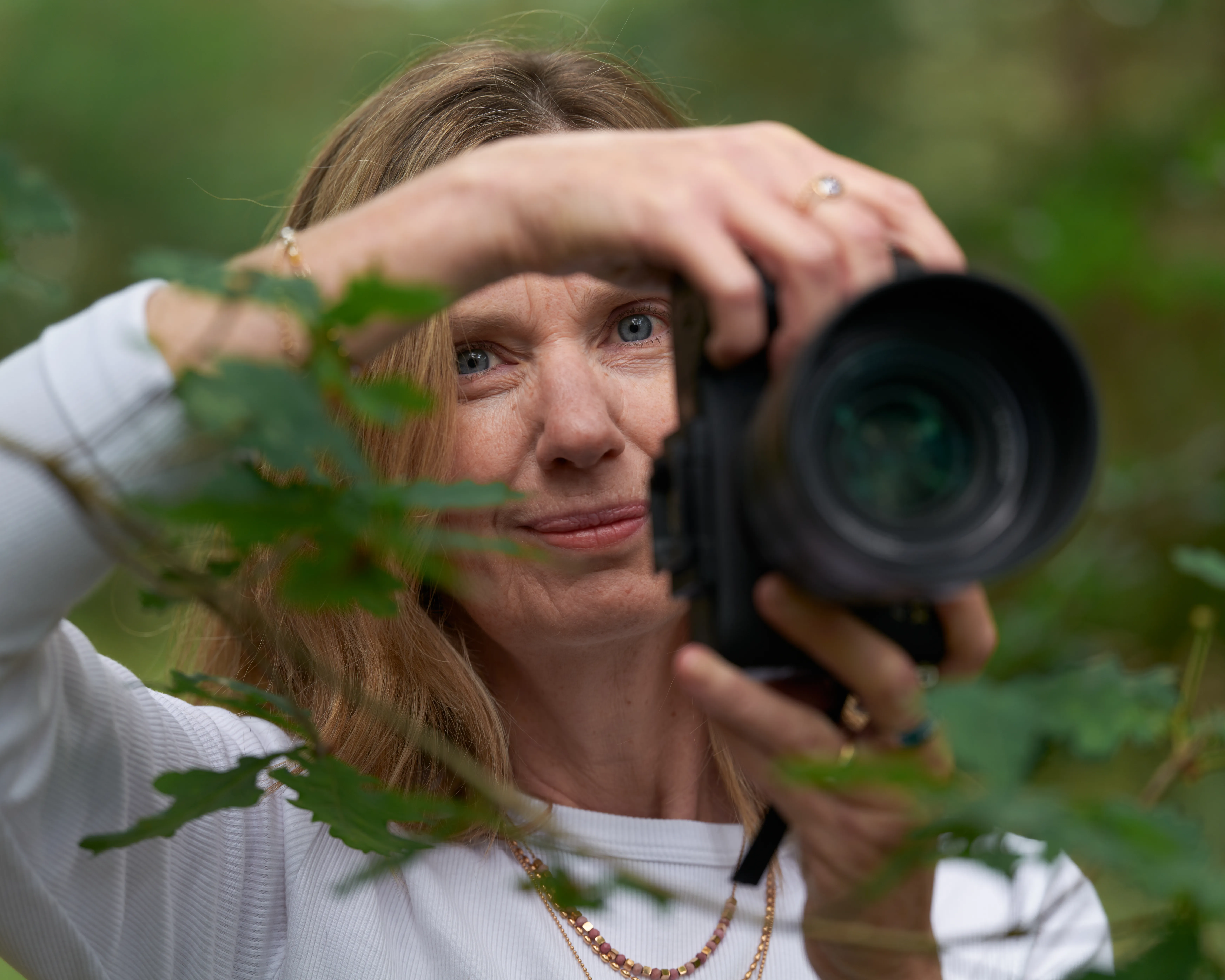 Photographe Gironde, Isabelle Saccoccio prenant une photo.