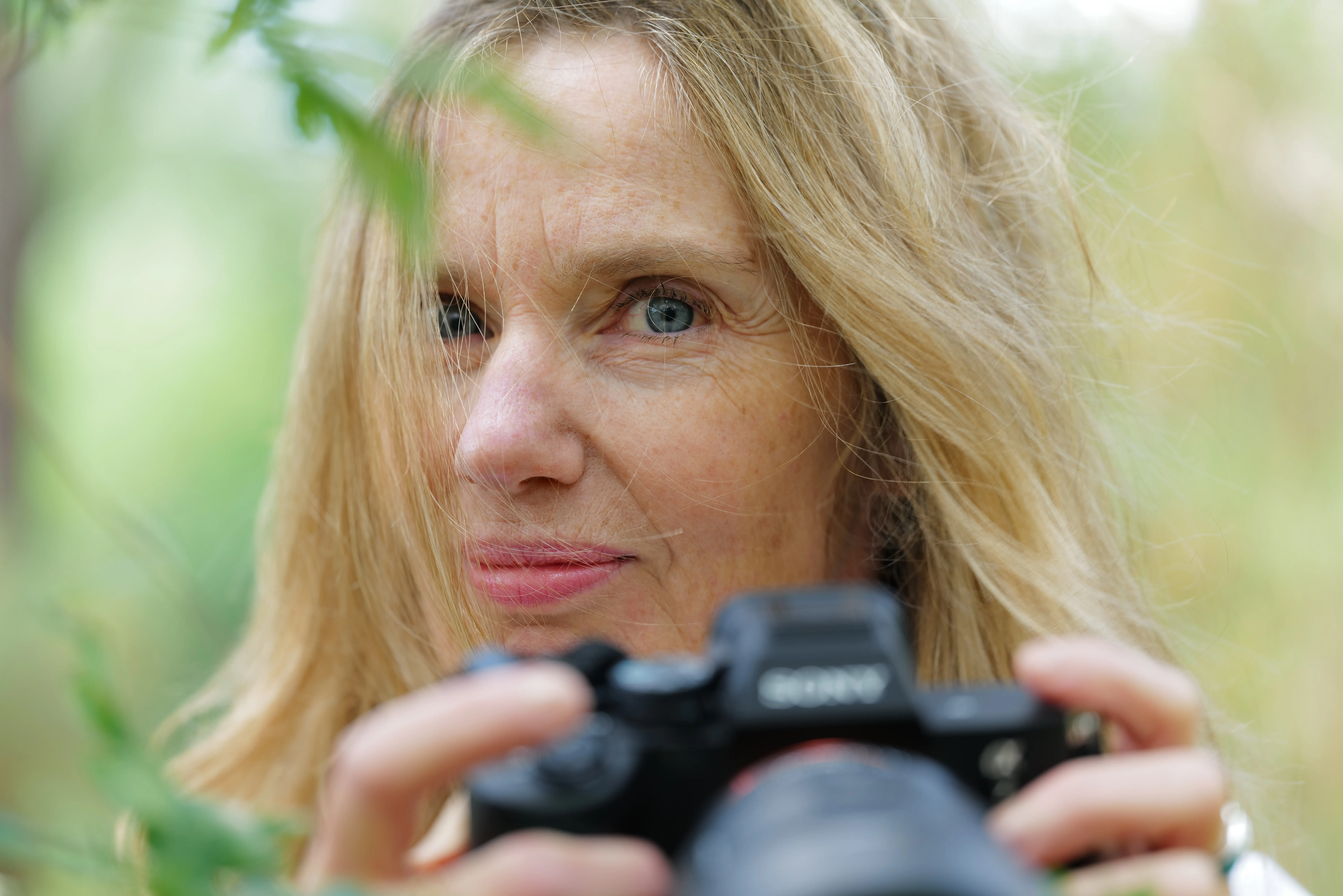 Photographe Gironde, Isabelle Saccoccio prenant une photo.