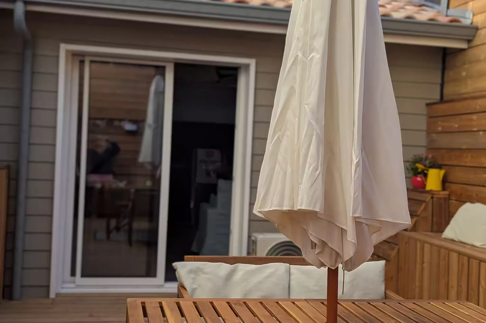 Photo amateur mal cadrée, terrasse sombre.