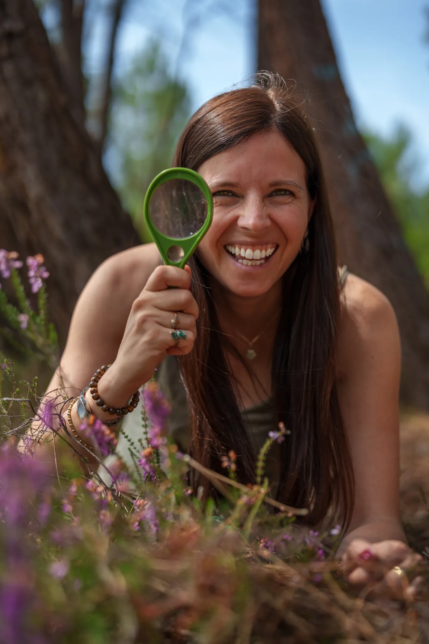 Coach avec loupe dans les fleurs.
