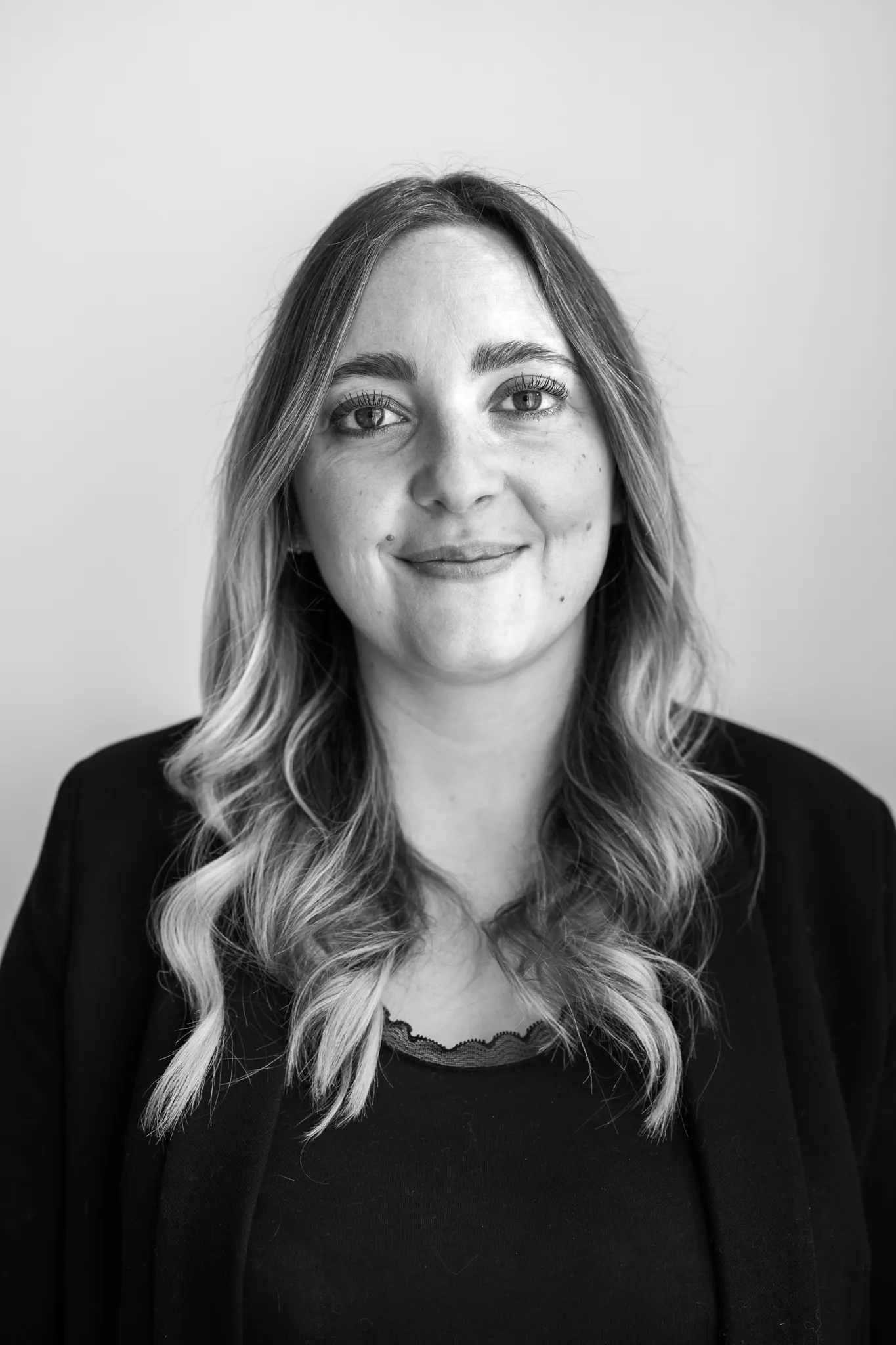 Portrait professionnel en noir et blanc d’une coiffeuse aux cheveux longs