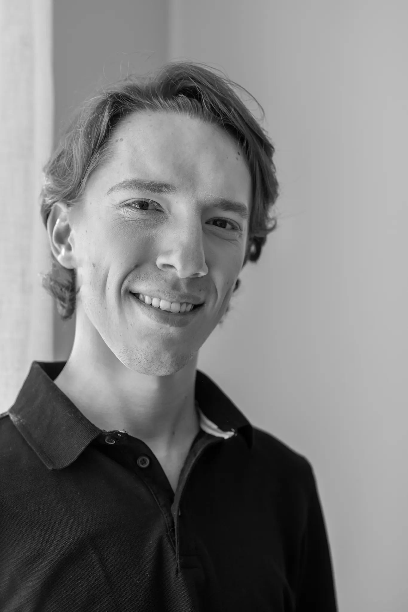 Portrait professionnel d'un coiffeur souriant.