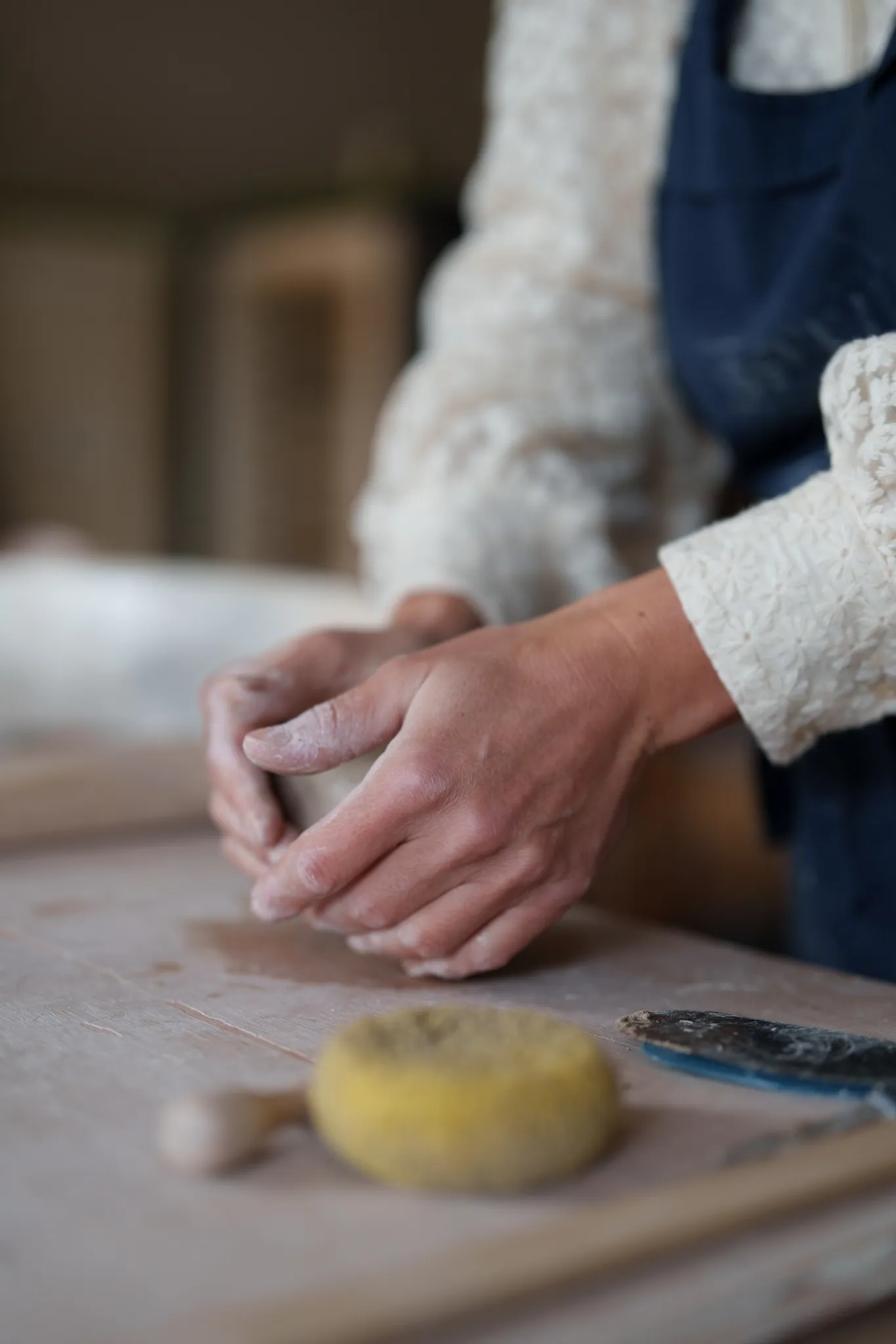 Travail de l'argile, mains experte façonnant la matière.