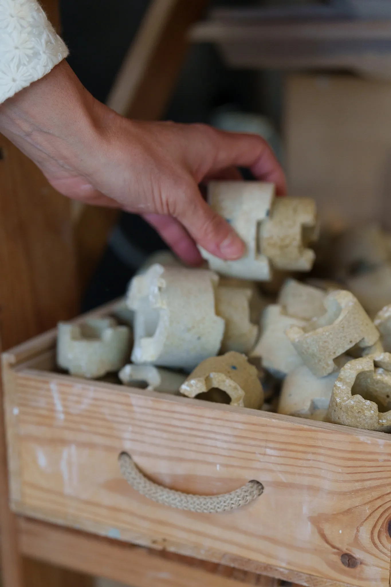 Boites remplies de cales pour four de potier