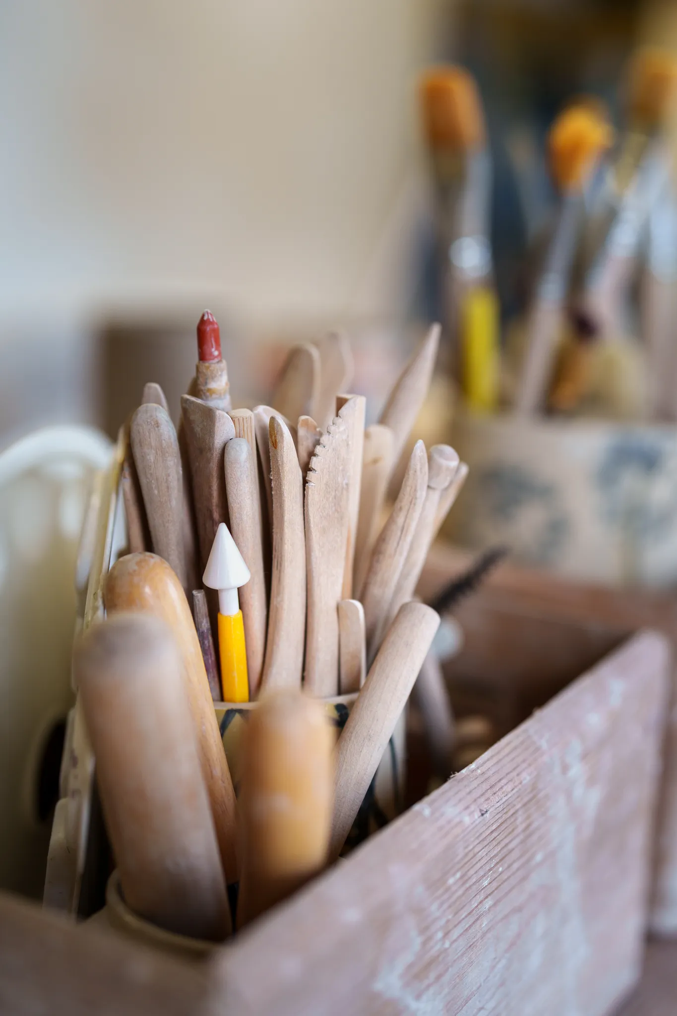 Pot remplis d'outils en bois pour poterie