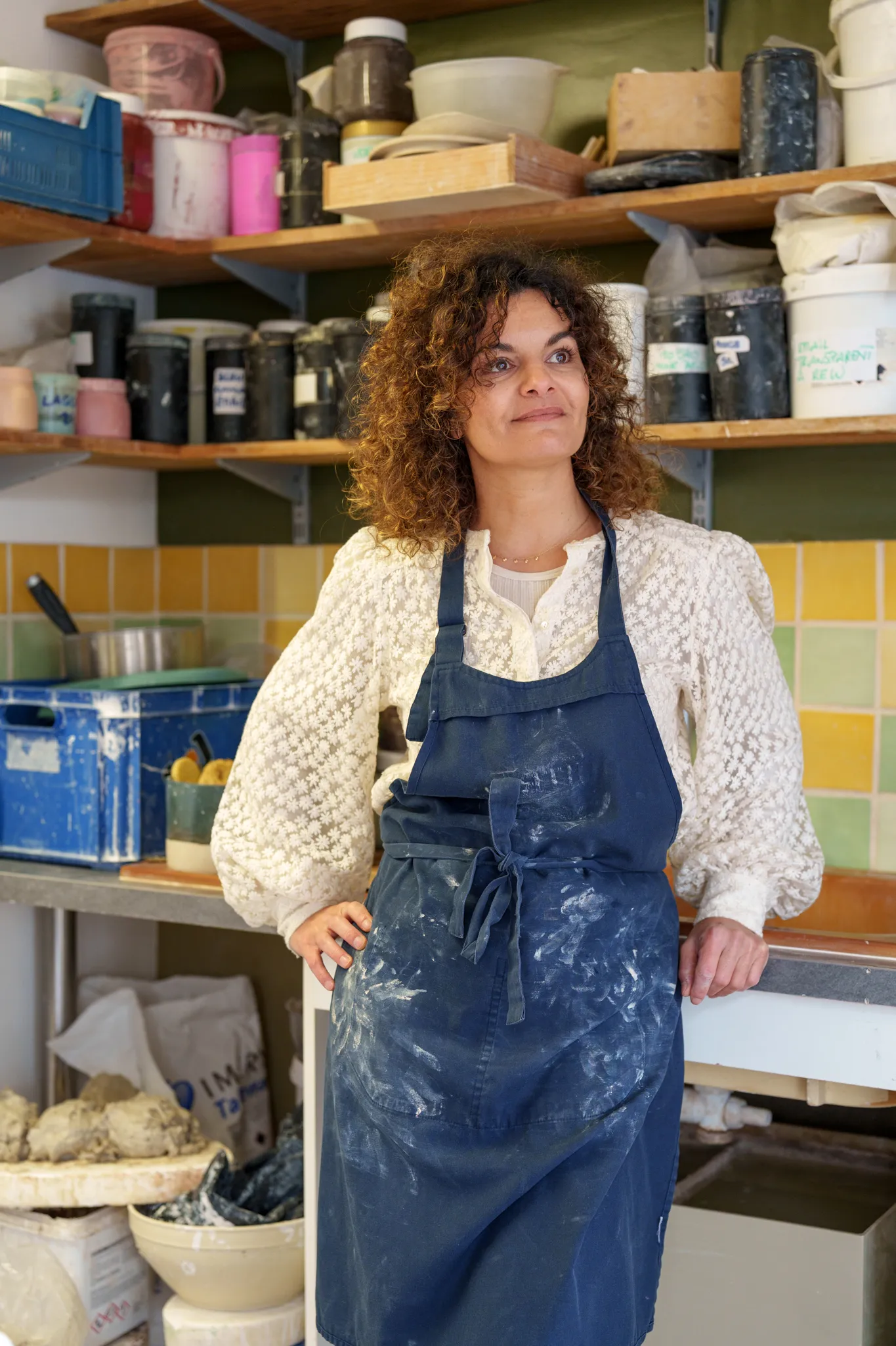 Portrait femme céramiste dans son atelier