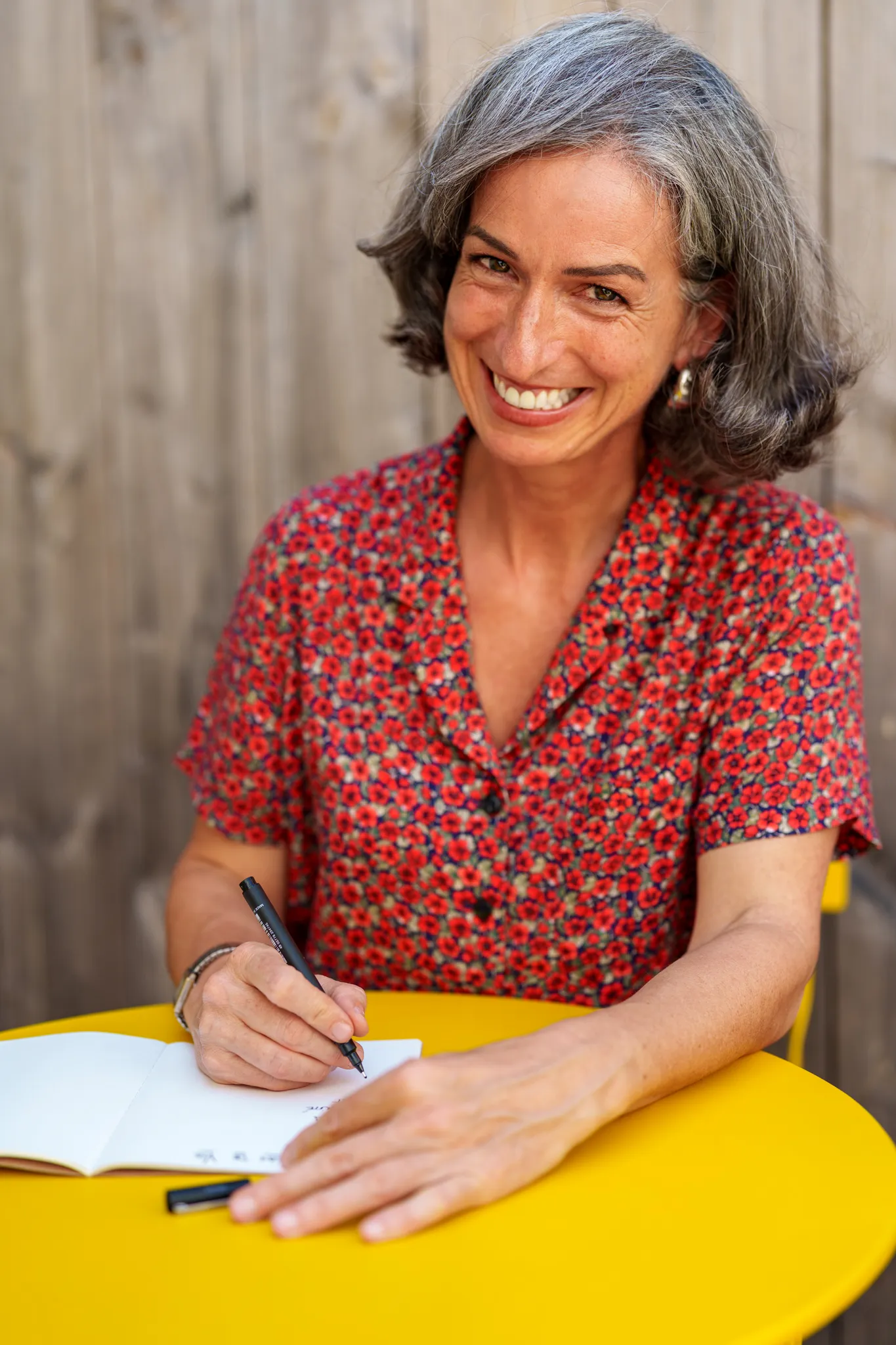 Coach en transition de carrière, prenant des notes à une table jaune.