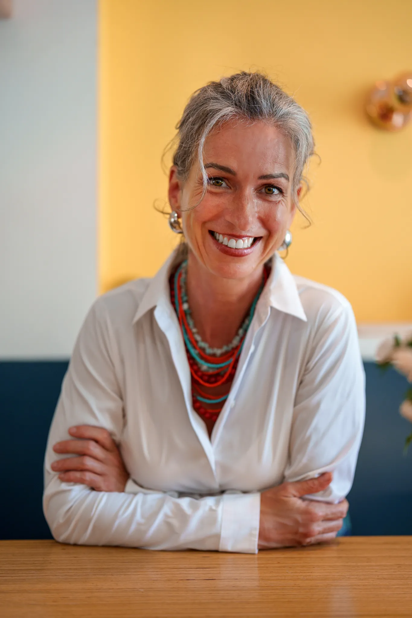 La consultante, assise à une table, prête pour une séance de coaching.