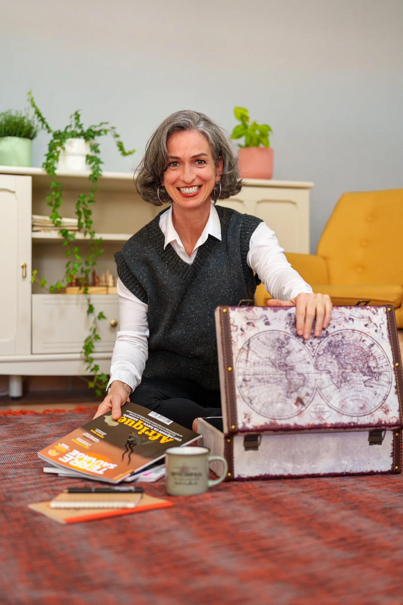 Prête pour le changement, formatrice ouvre une valise.