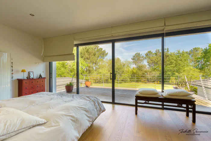chambre moderne d'une magnifique villa contemporaine - photo par Isabelle SACCOCCIO